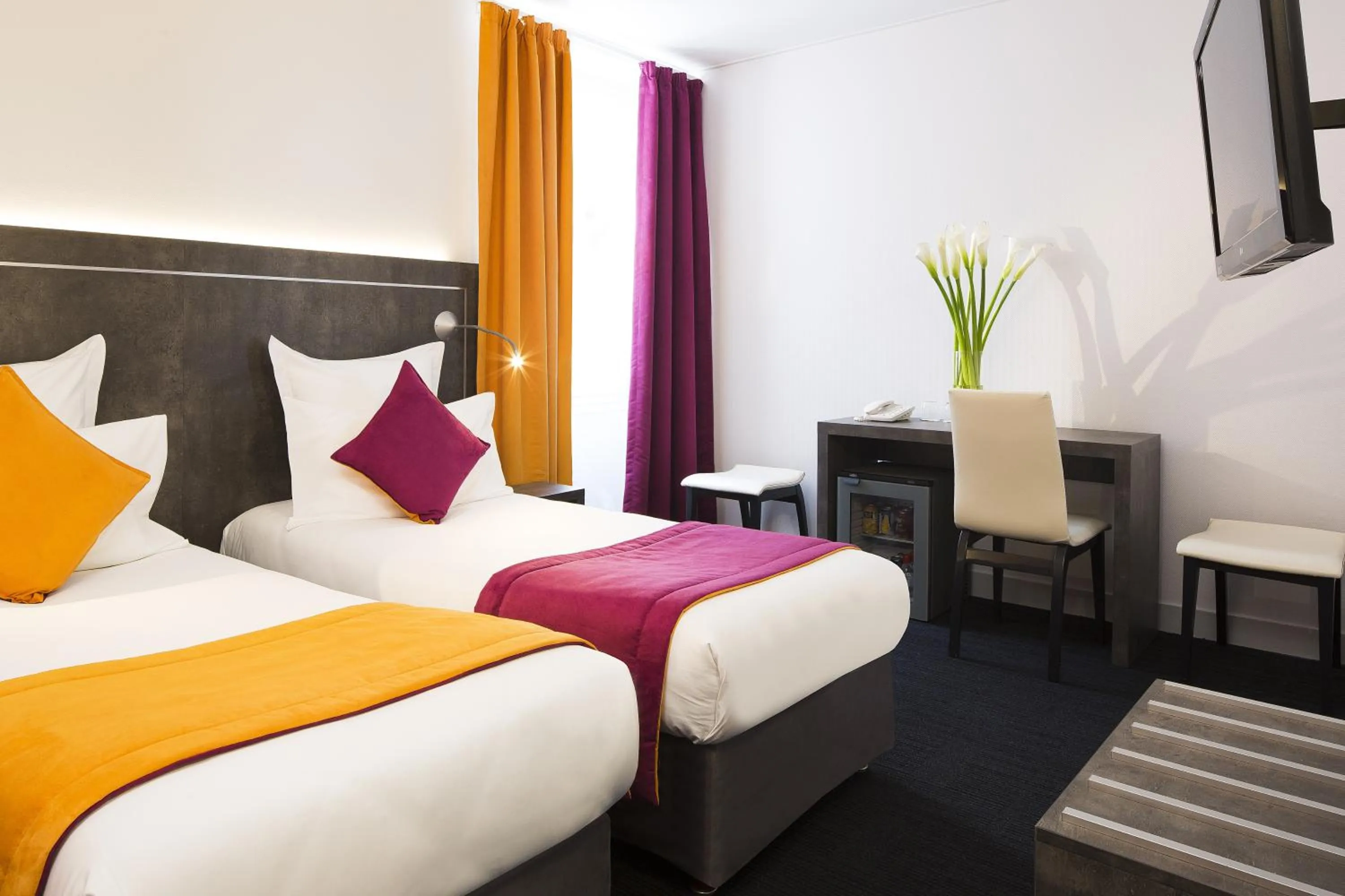 Photo of the whole room, Bed in Hôtel du Plat d'Etain