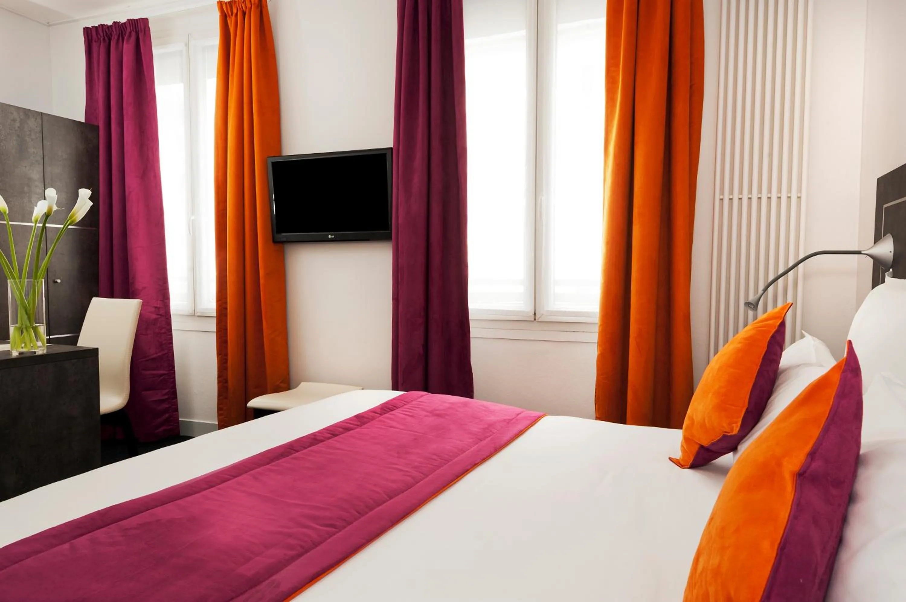 Bed in Hôtel du Plat d'Etain