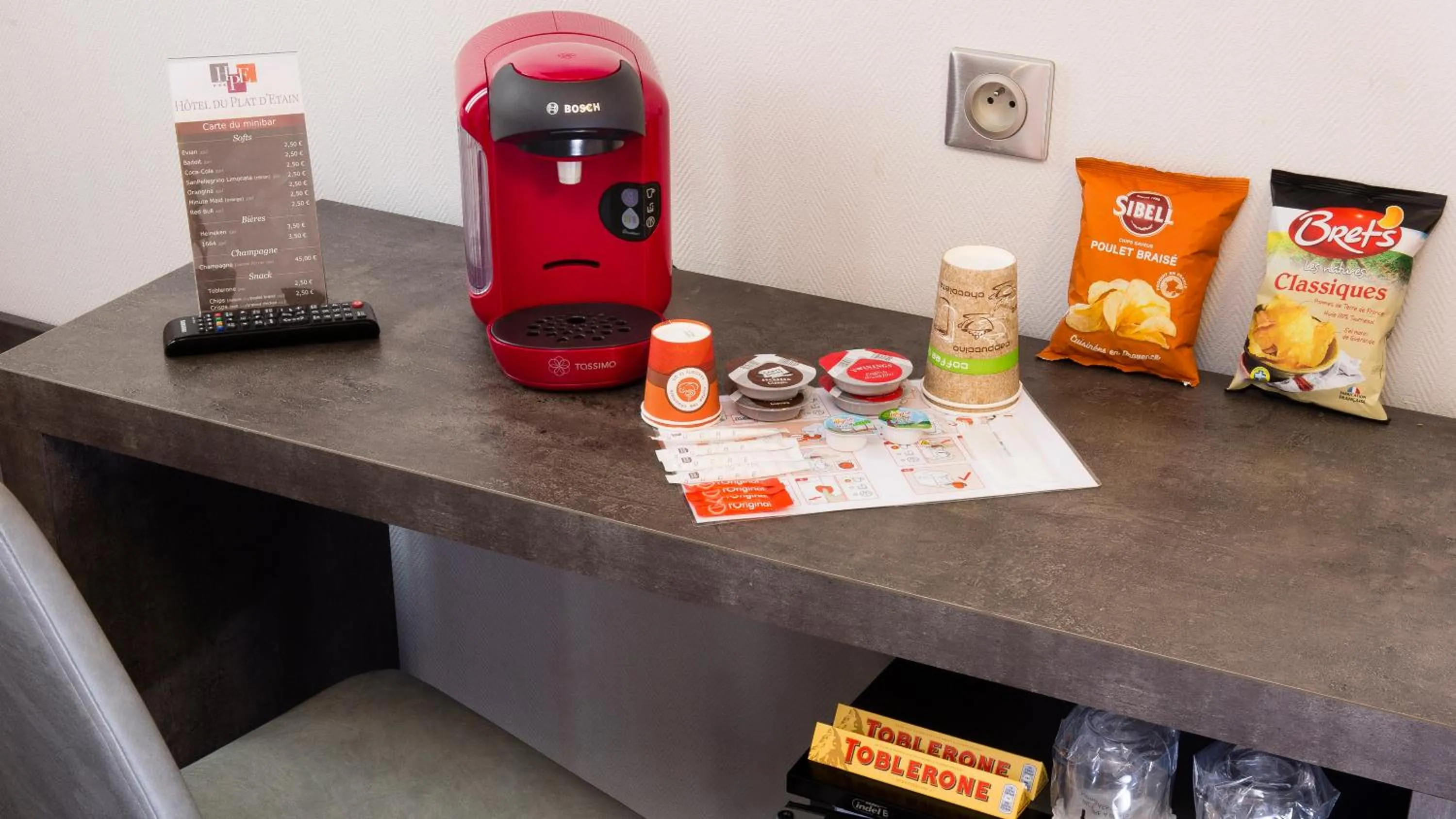 Coffee/tea facilities in Hôtel du Plat d'Etain