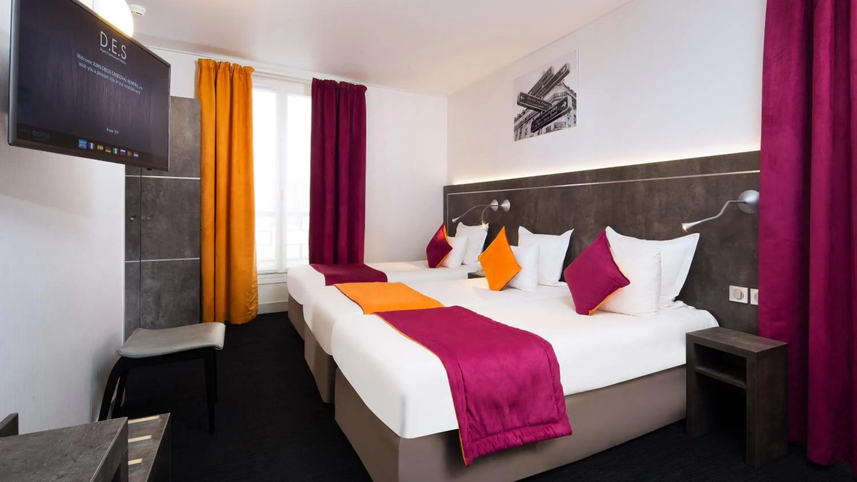 Photo of the whole room, Bed in Hôtel du Plat d'Etain Photo of the whole room, Bed in Hôtel du Plat d'Etain