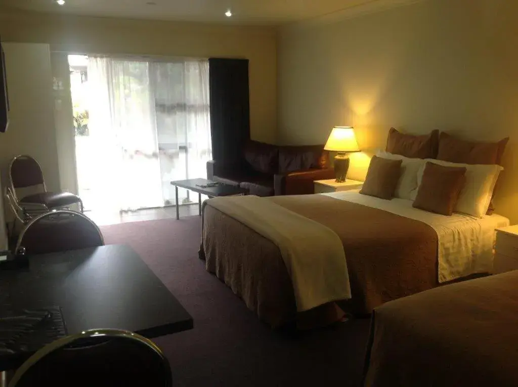 Queen Room with Spa Bath - single occupancy in Central Park Motor Inn Queen Room with Spa Bath - single occupancy in Central Park Motor Inn