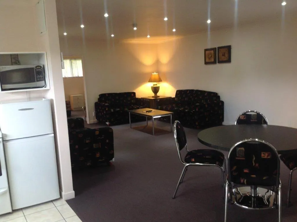 Living room in Central Park Motor Inn