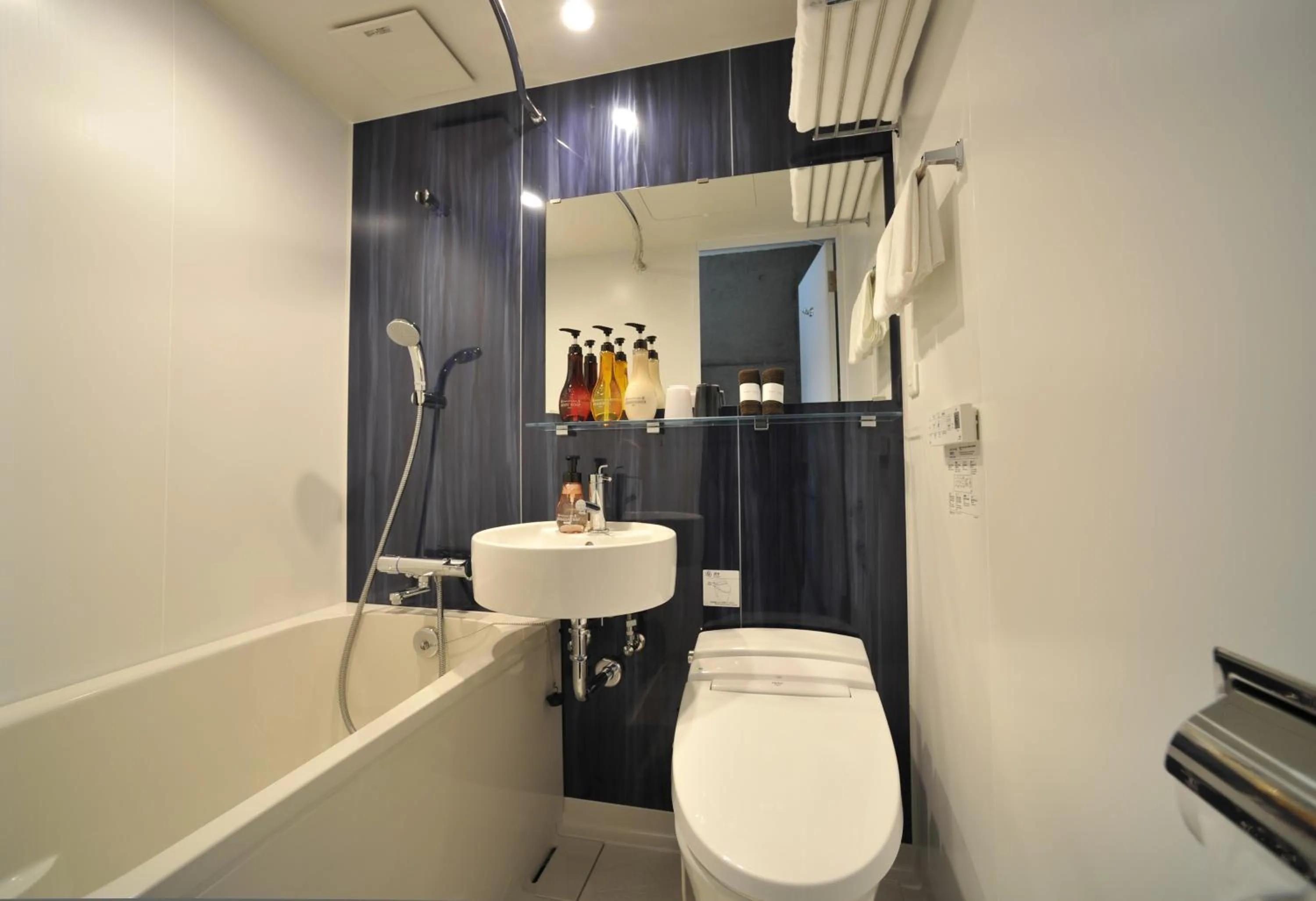 Shower in The BREAKFAST HOTEL PORTO Ishigakijima