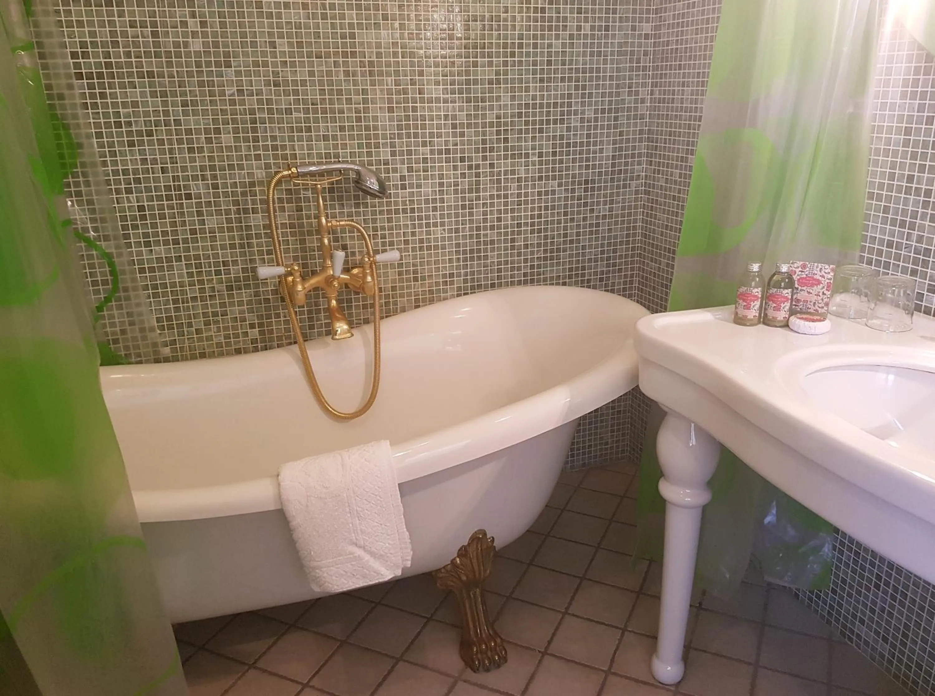 Bathroom in B&B TORRE DEI SARACENI