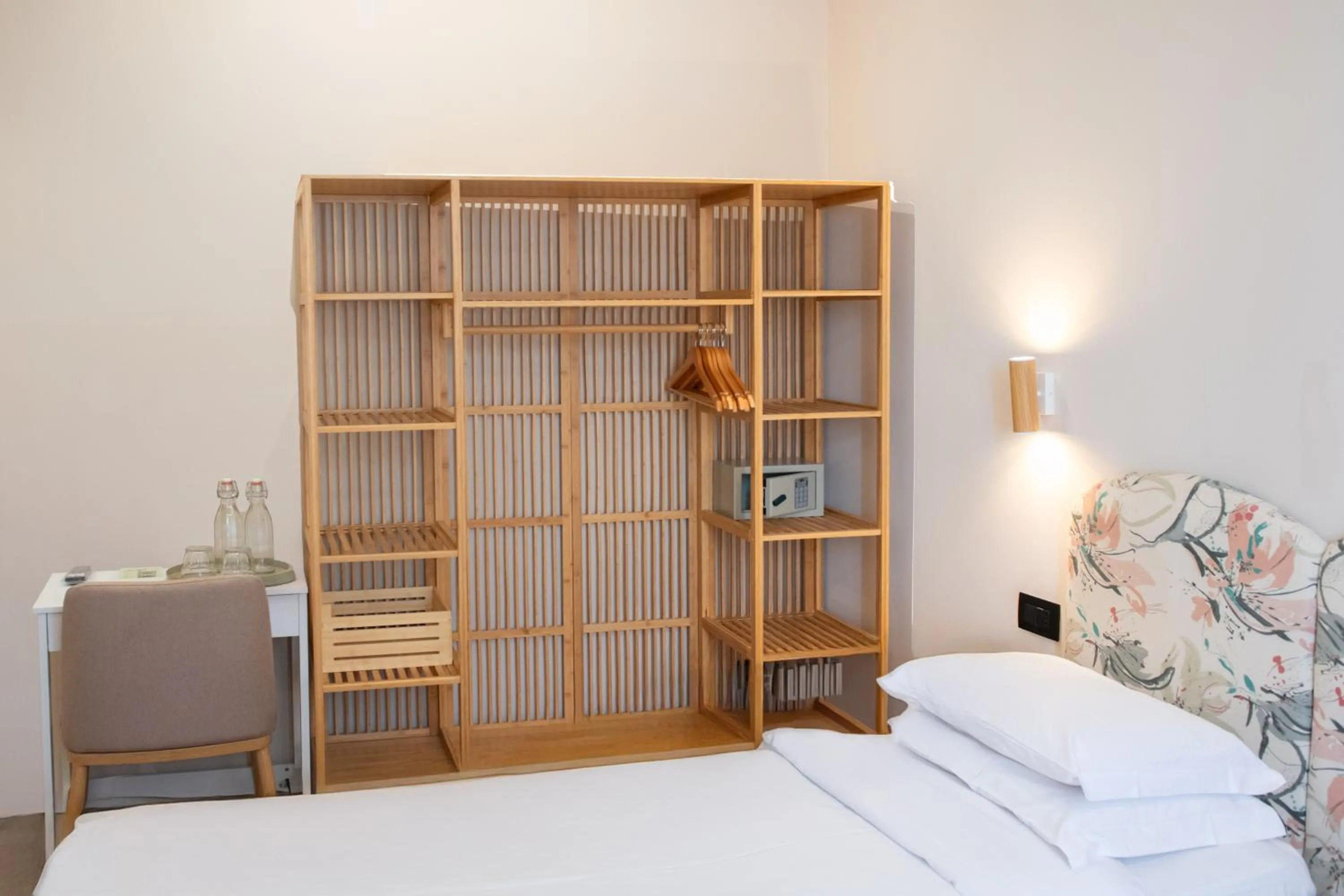 wardrobe, Bed in Albium Hotel
