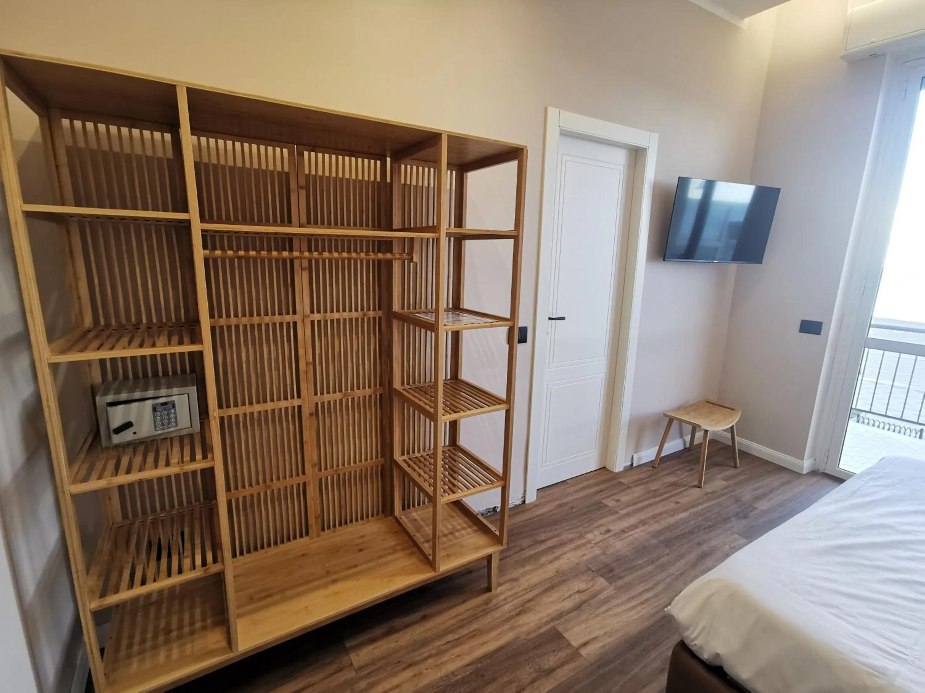 wardrobe, Bed in Albium Hotel