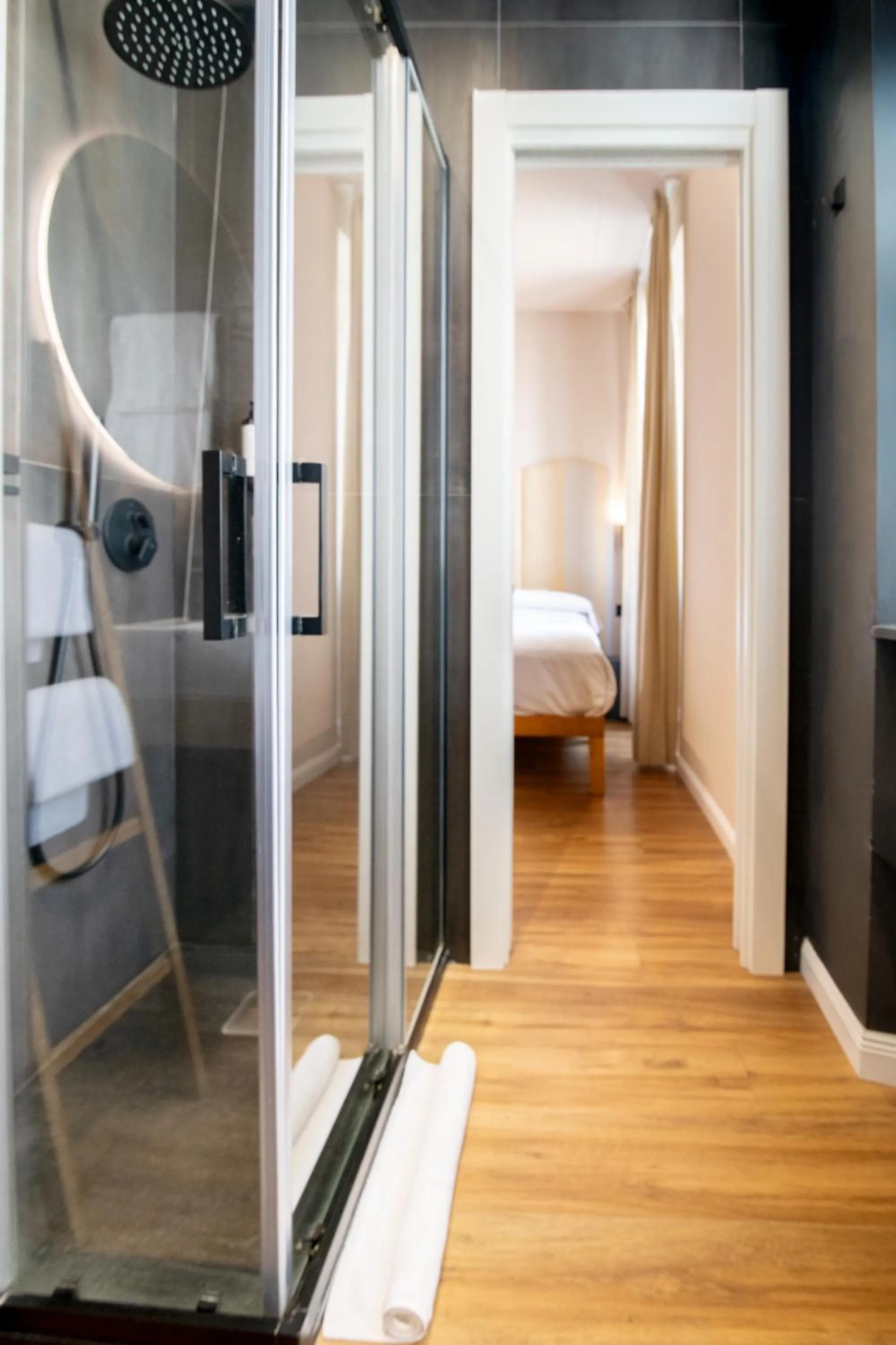 Bathroom, Bed in Albium Hotel