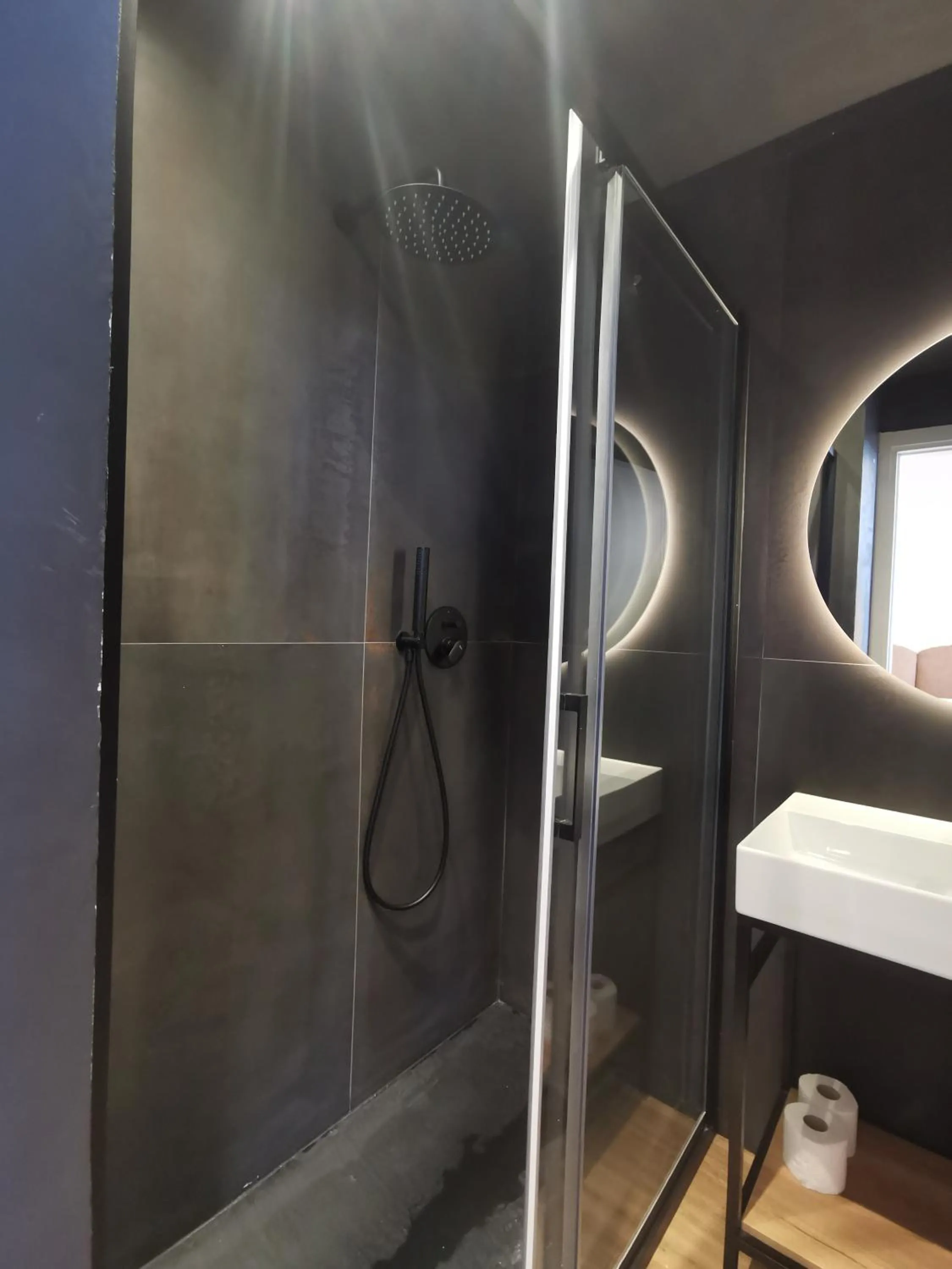 Shower in Albium Hotel