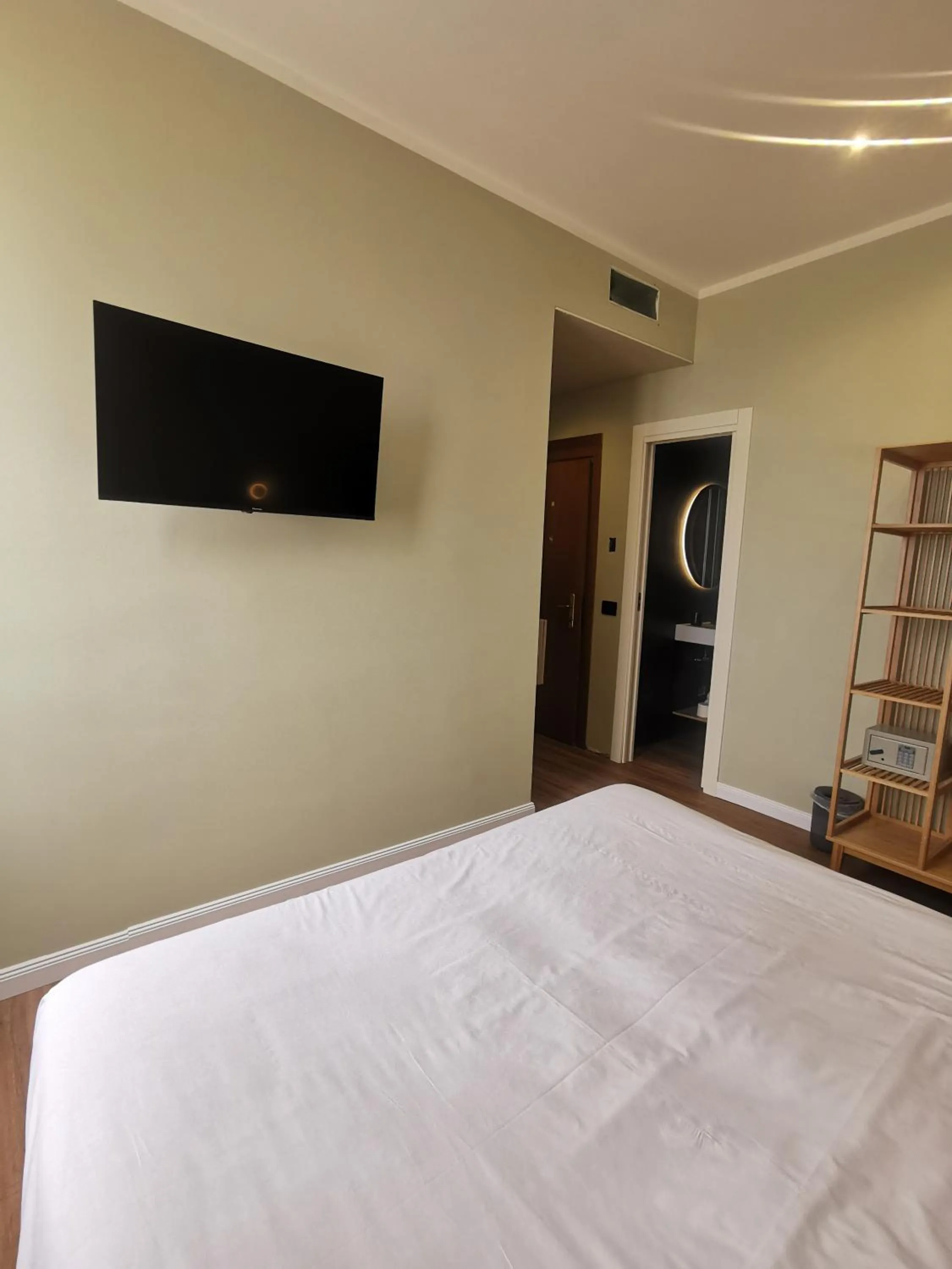 Photo of the whole room, Bed in Albium Hotel