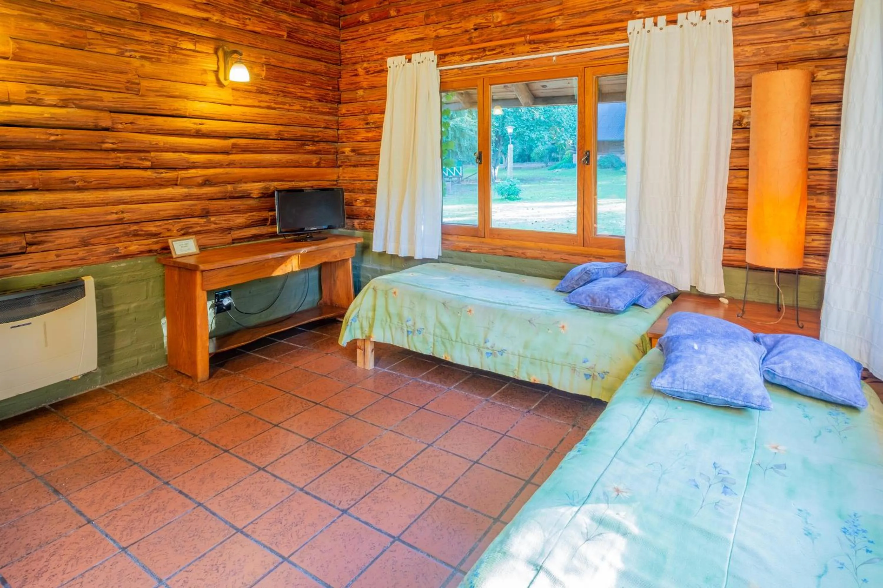 Communal lounge/ TV room, Bed in Grenouille