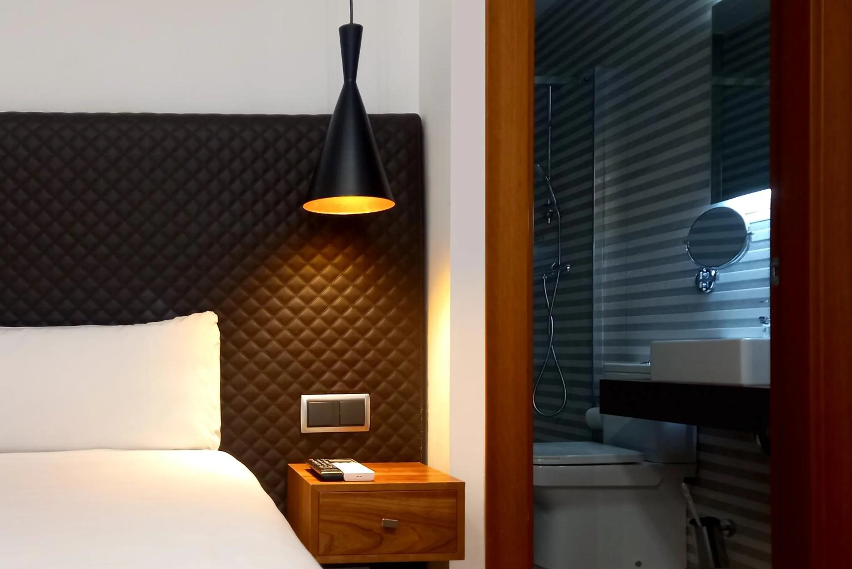 Bed in Woohoo Suites Madrid