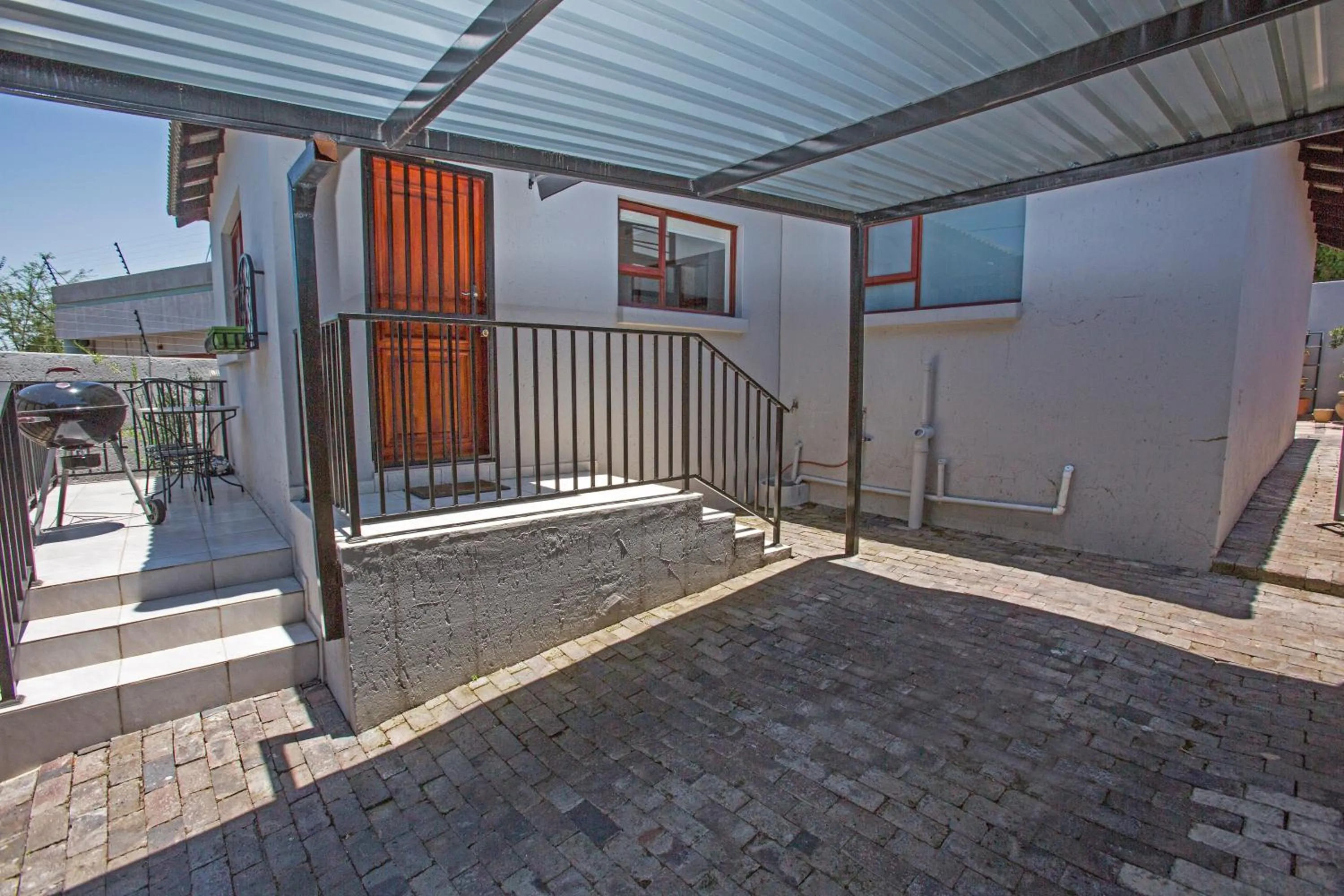 Facade/entrance in Spacious Garden Cottage