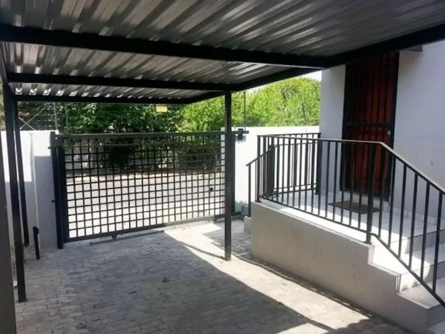Facade/entrance in Spacious Garden Cottage