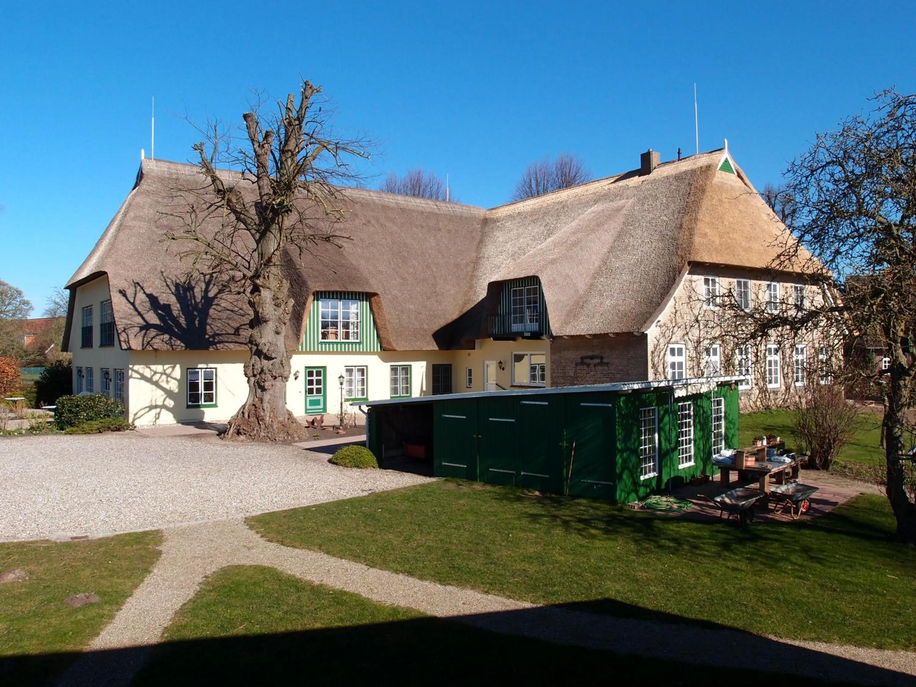 Property building in Hof Brooks