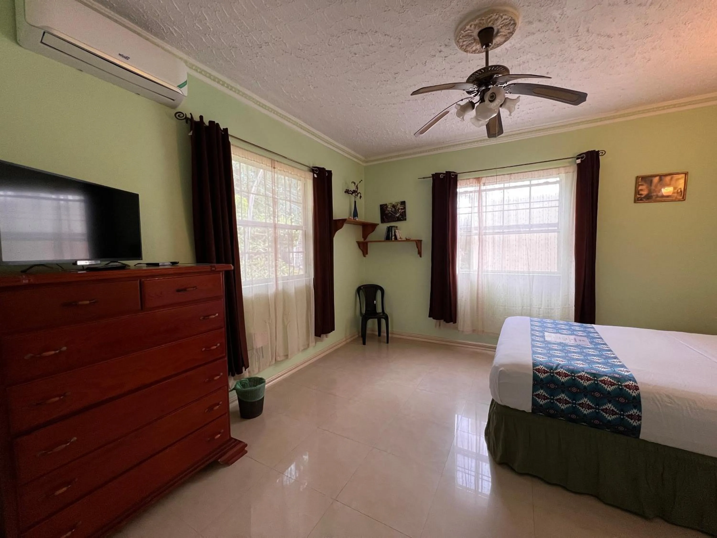 TV and multimedia, Bed in All Nations Guest House