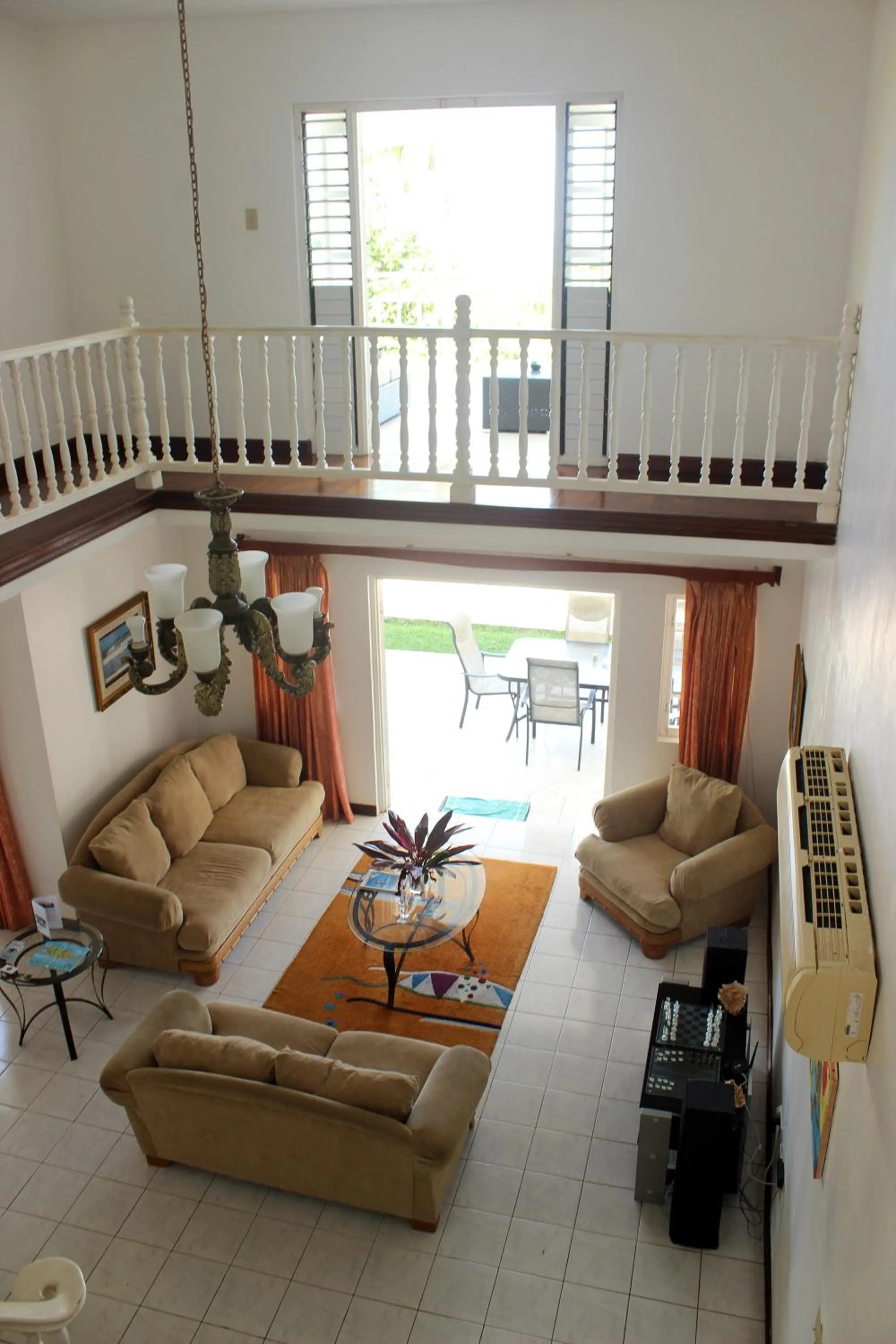 Communal lounge/ TV room in All Nations Guest House