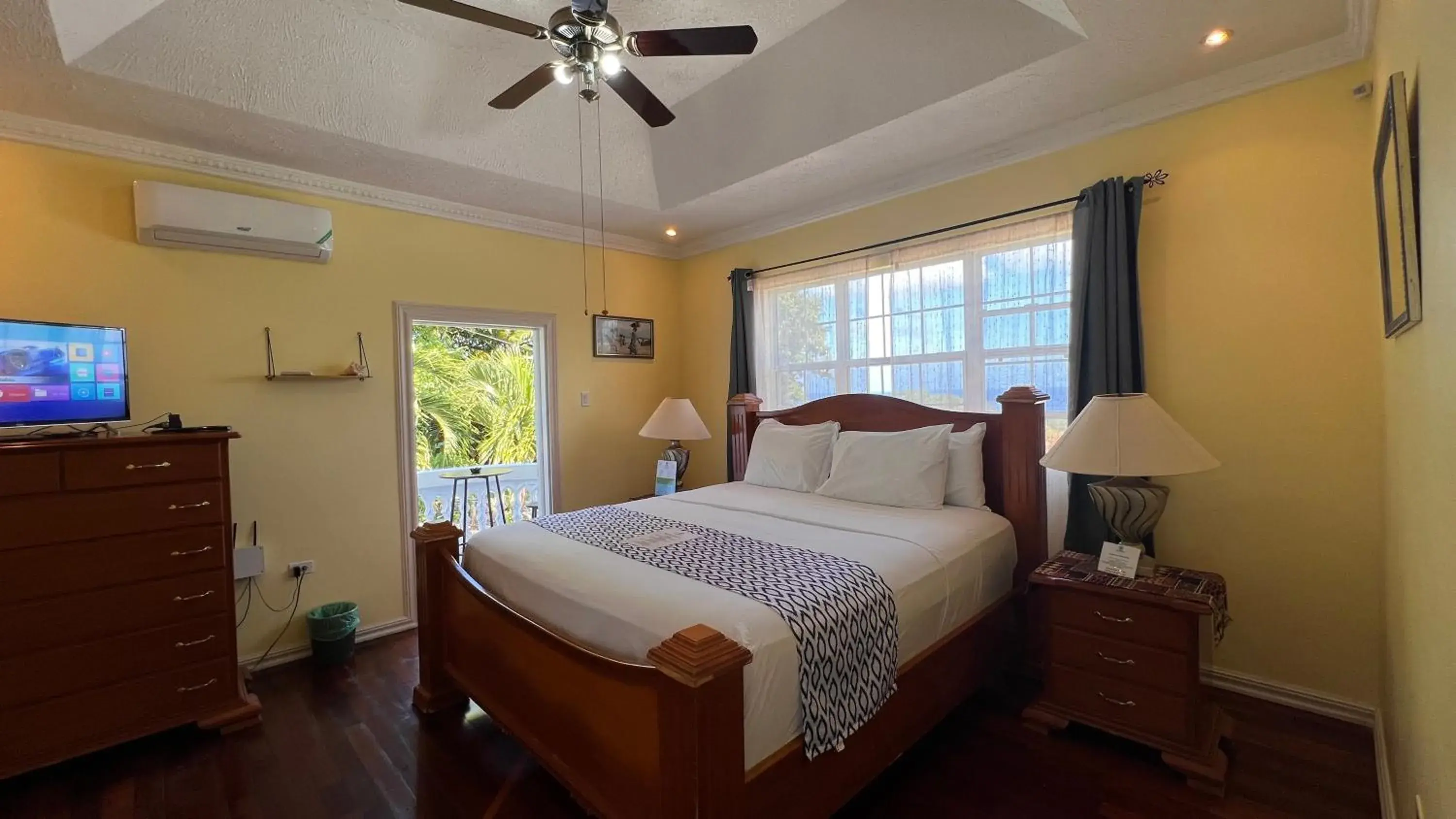 King Room with Sea View in All Nations Guest House King Room with Sea View in All Nations Guest House