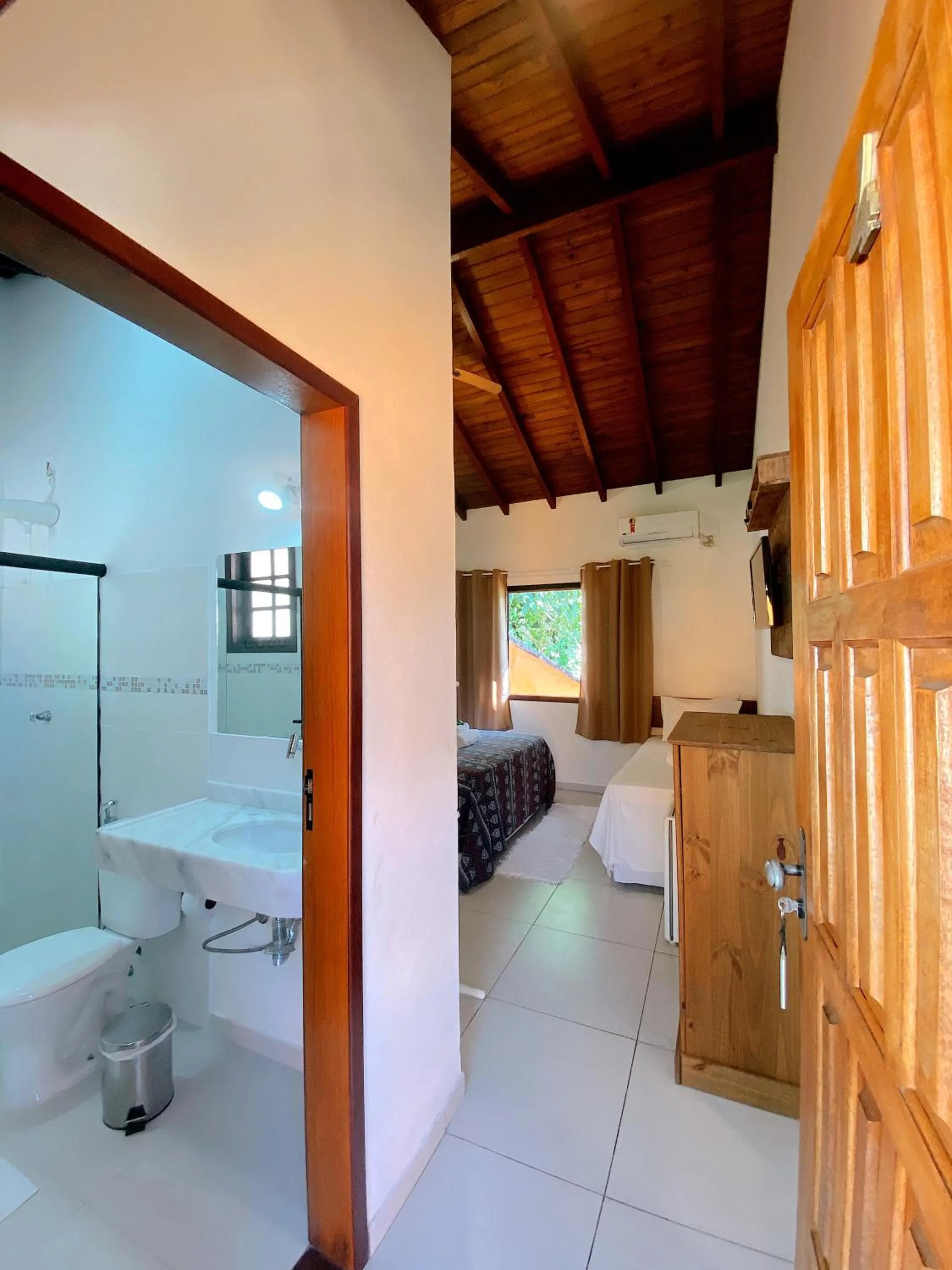 Shower, Bed in Pousada Parque da Mata