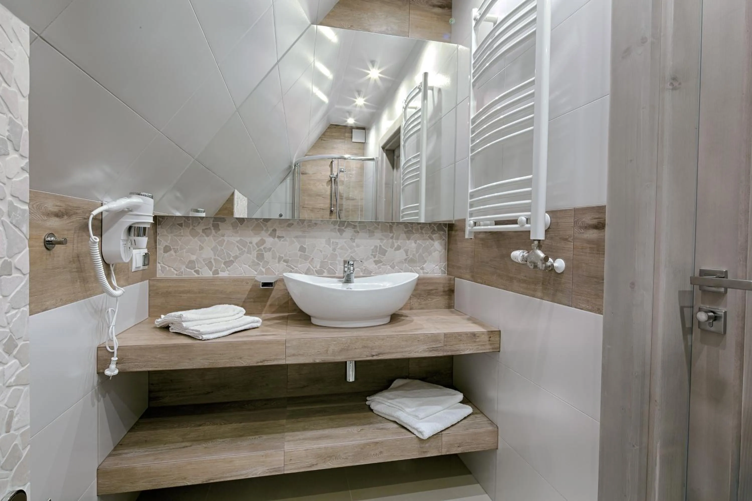 Shower in Gordonówka Residence & SPA- sauna i jacuzzi-przeżyj niezapomniany pobyt