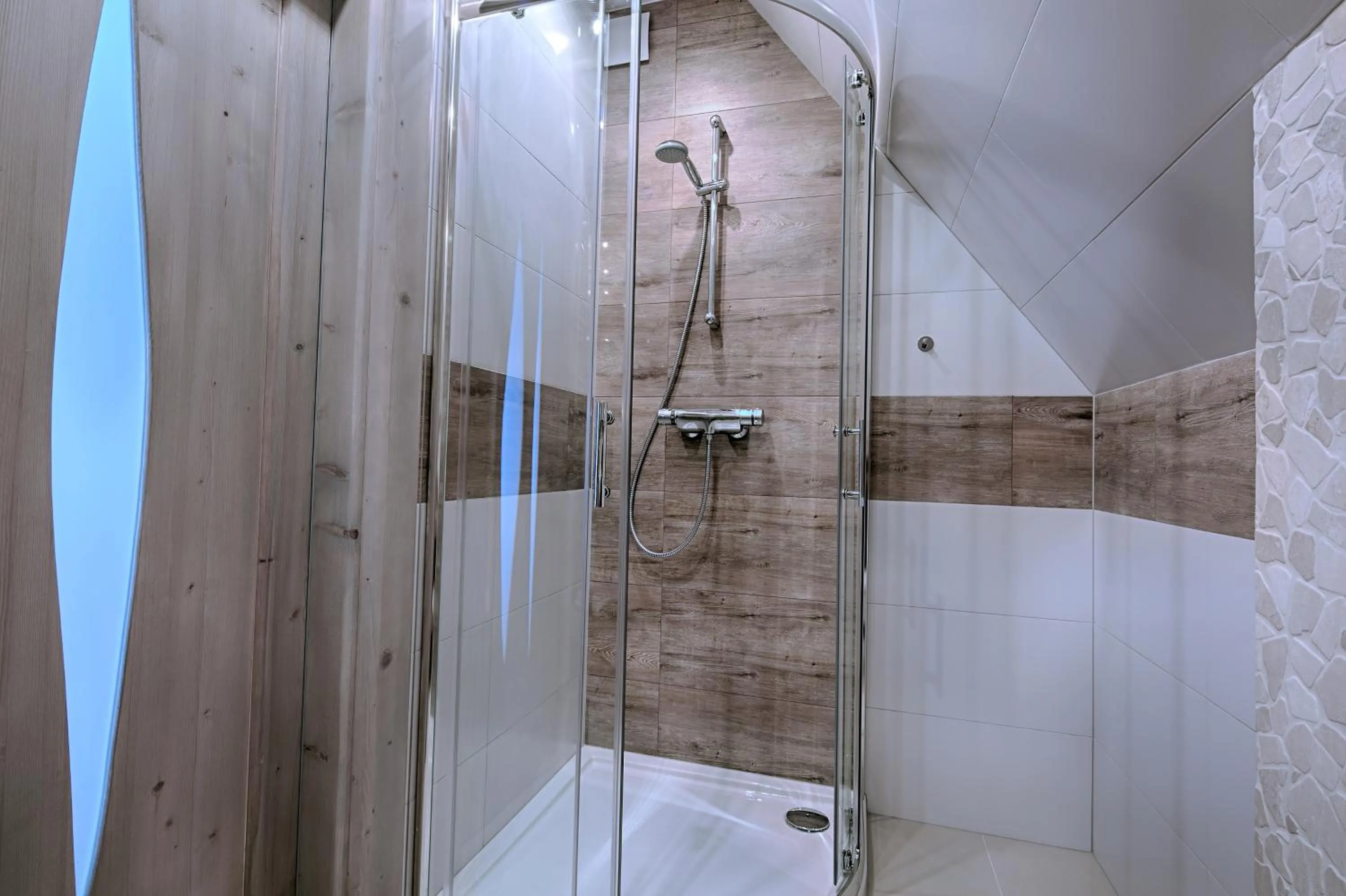 Shower in Gordonówka Residence & SPA- sauna i jacuzzi-przeżyj niezapomniany pobyt
