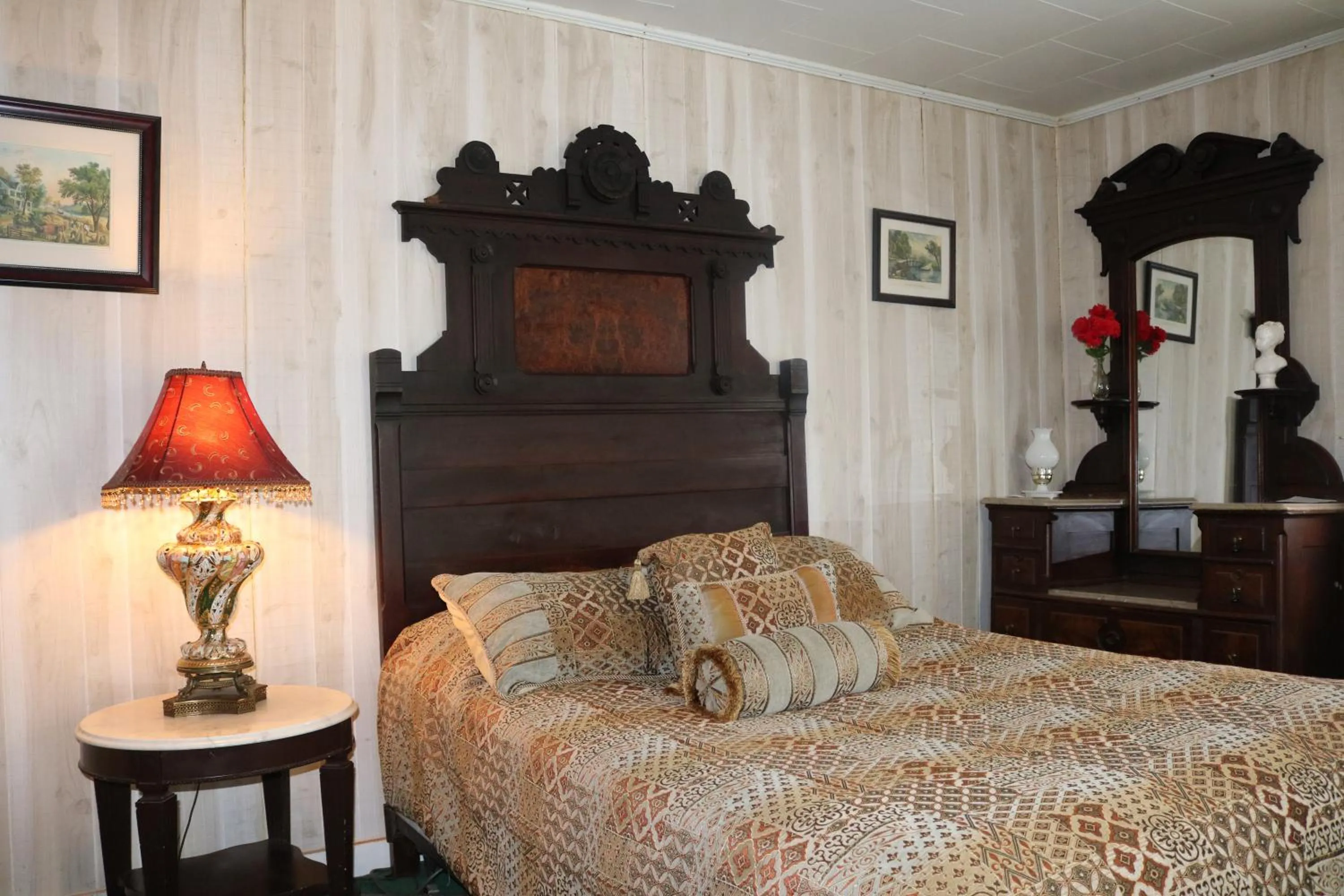 Bed in Colonial Inn
