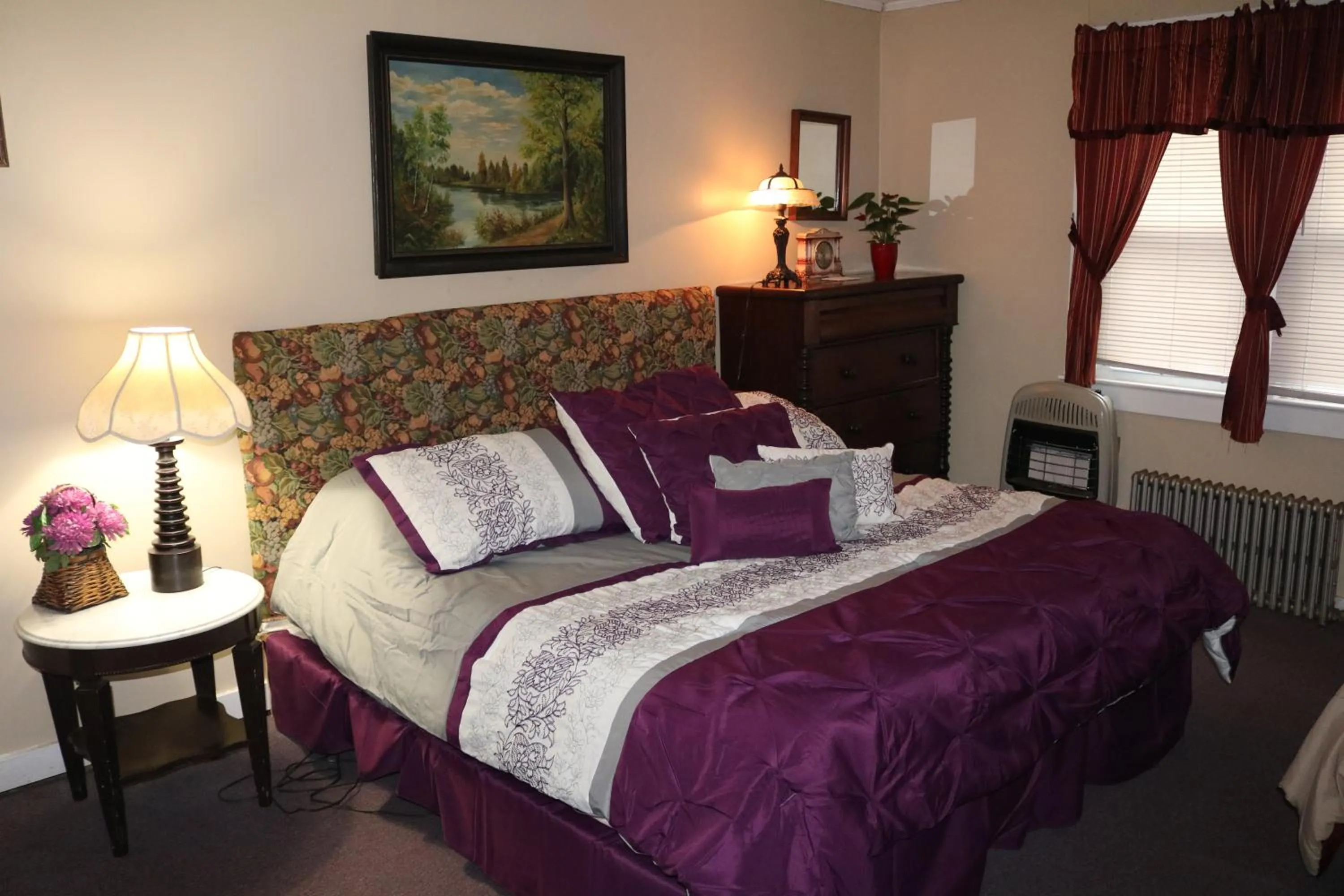 Bed in Colonial Inn