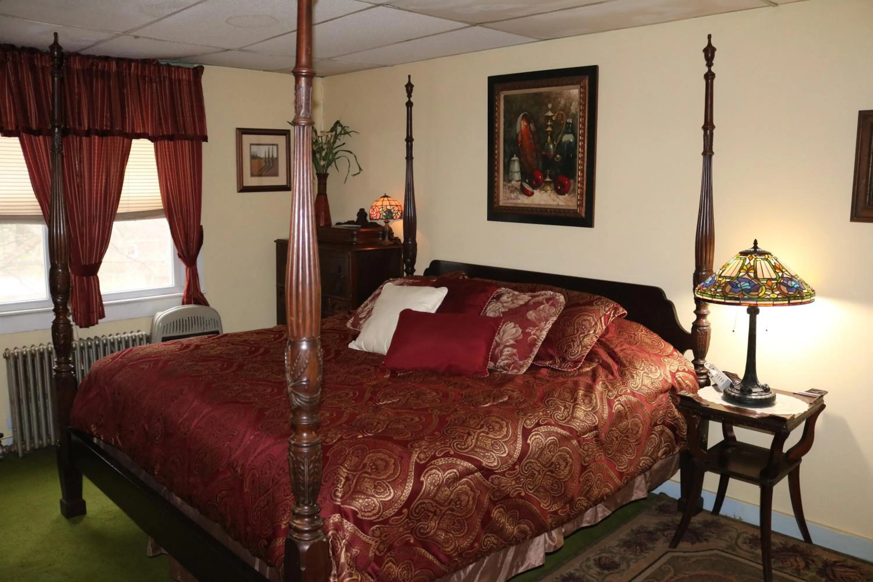 Bed in Colonial Inn