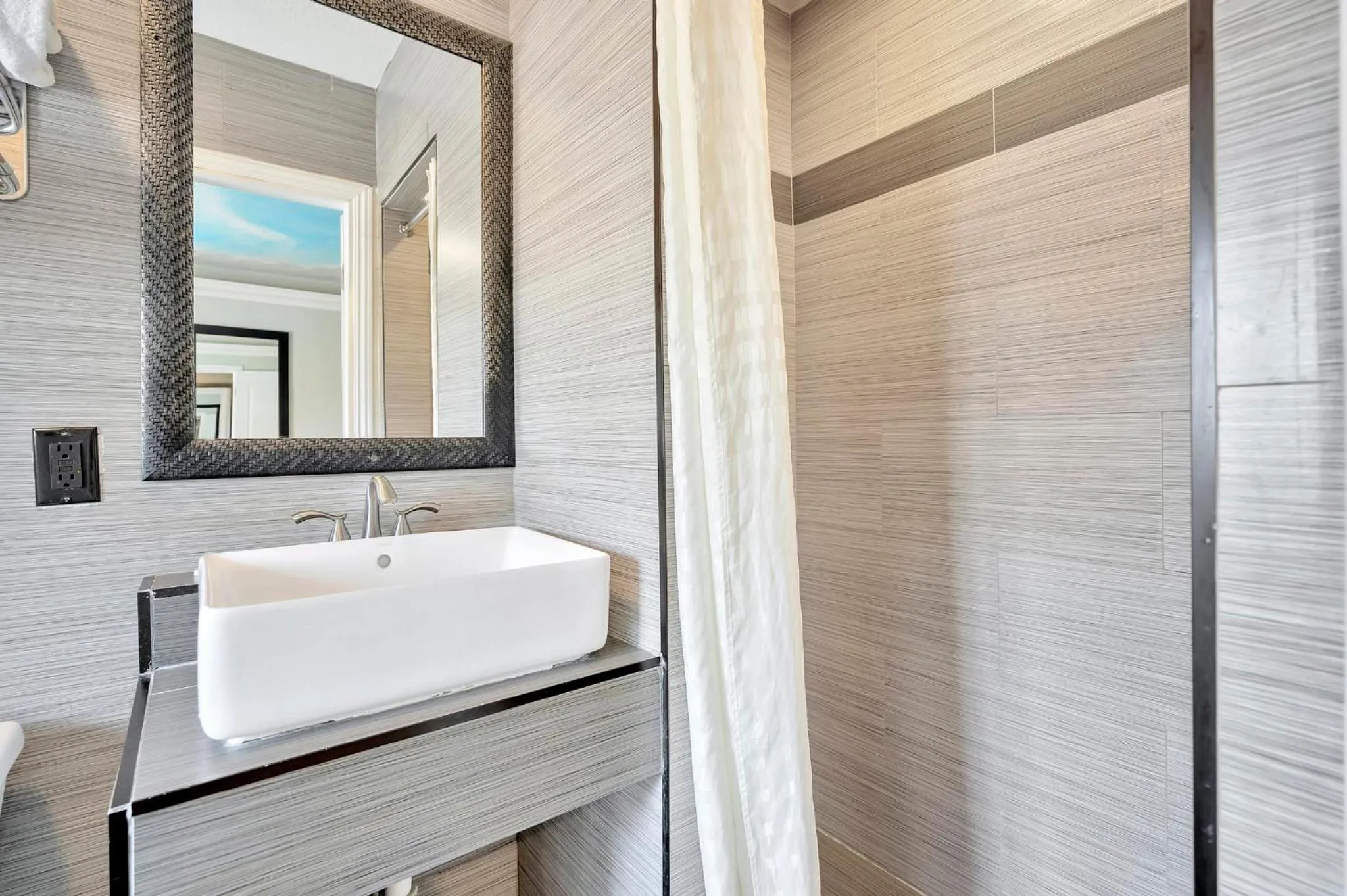 Bathroom in Mid City Inn