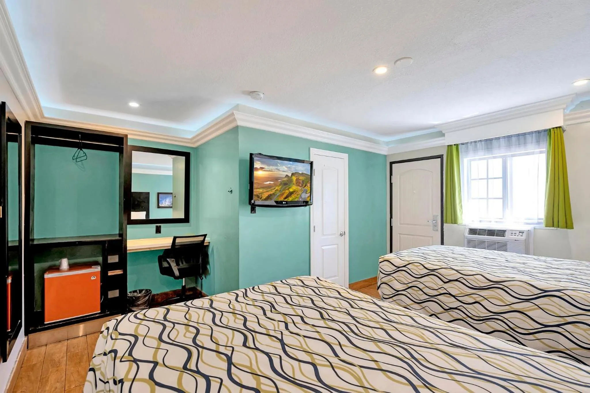 Bedroom, Bed in Mid City Inn