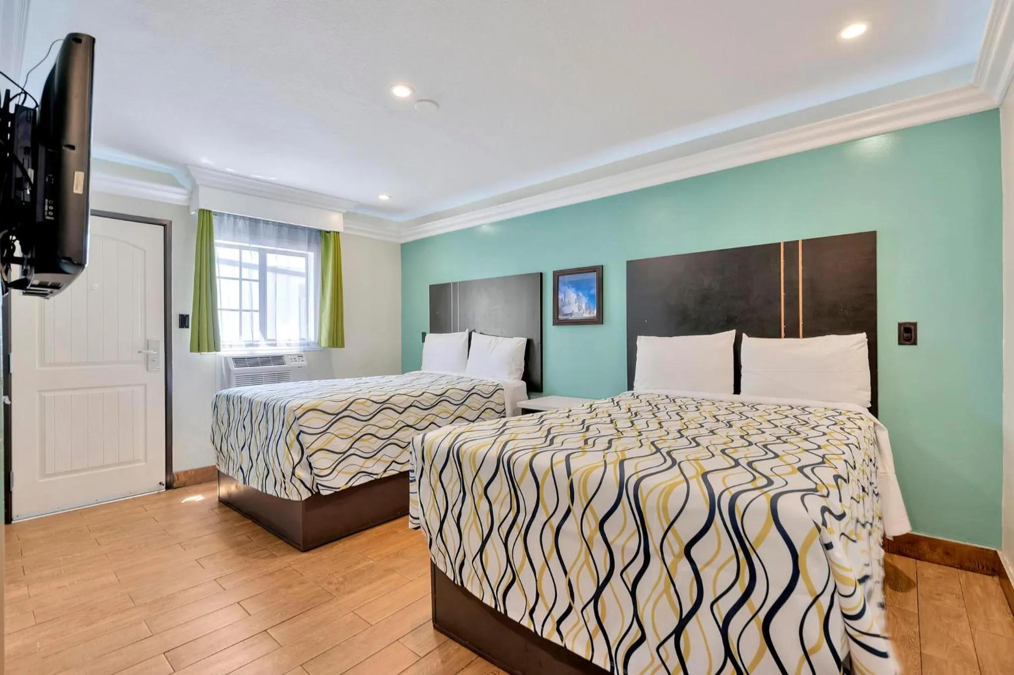 Bedroom, Bed in Mid City Inn