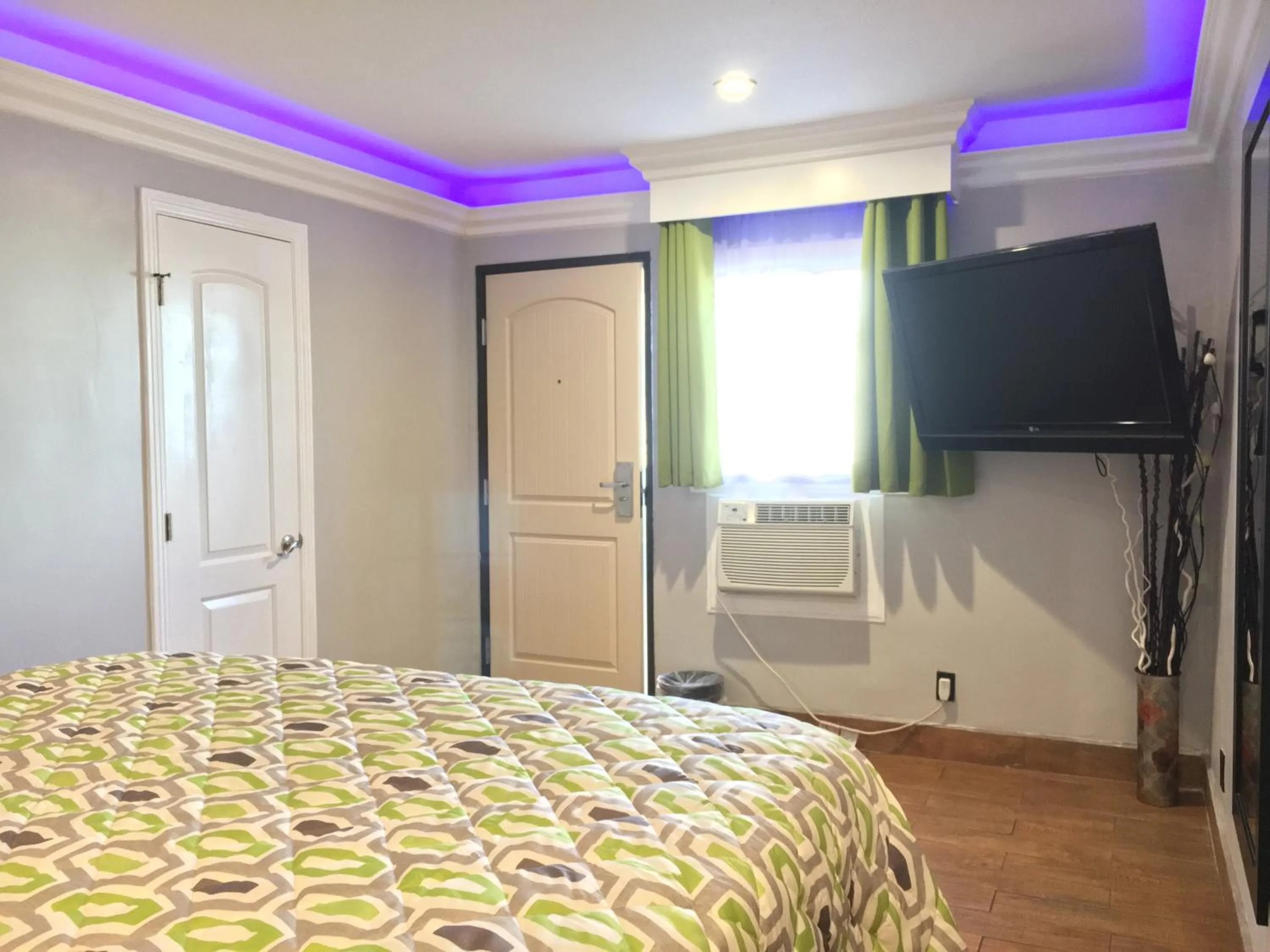 Bedroom, Bed in Mid City Inn