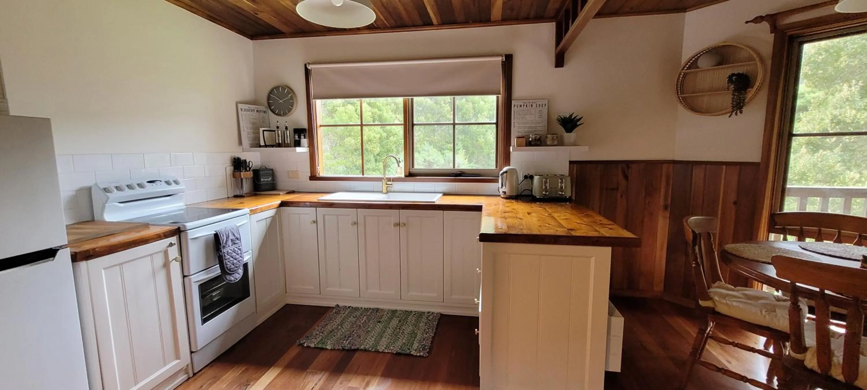 Kitchen or kitchenette in Tall Trees Eco Retreat - Blackwood Cottage