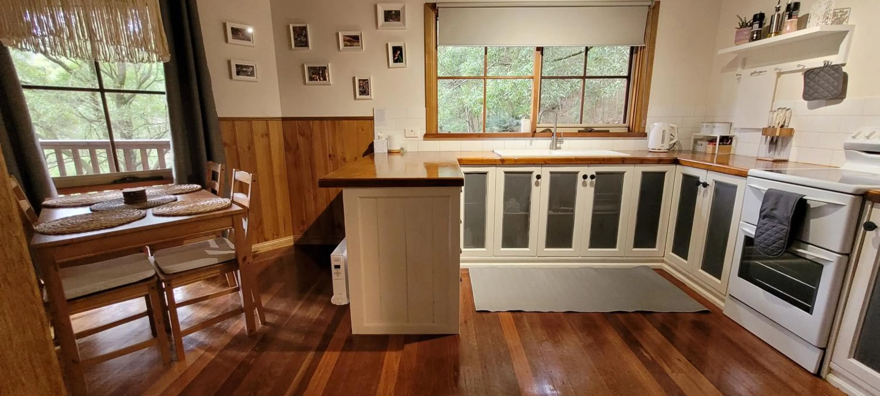 Kitchen or kitchenette in Tall Trees Eco Retreat - Blackwood Cottage