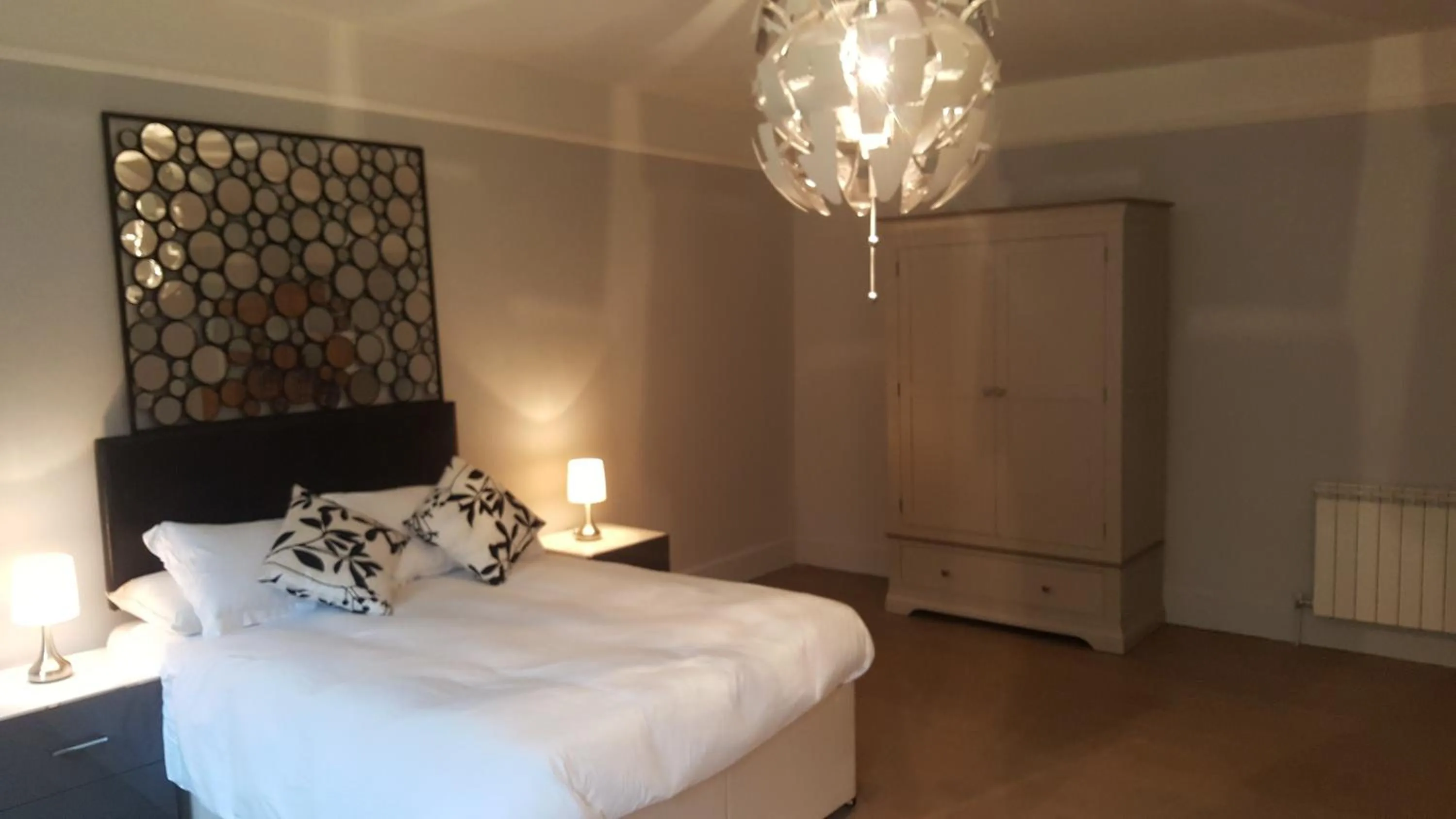 Bedroom, Bed in Grigshot Apartment