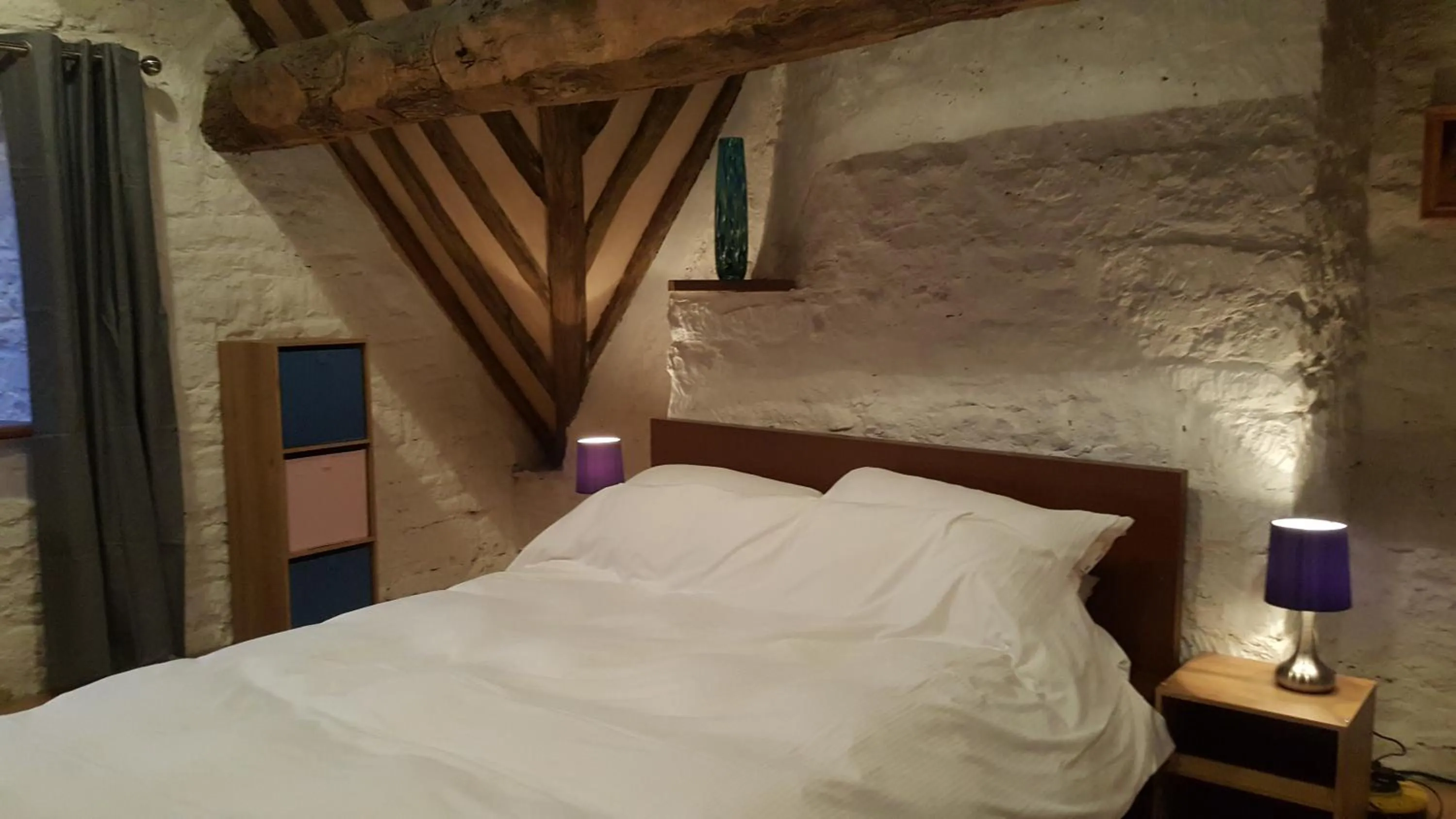 Bedroom, Bed in Grigshot Apartment