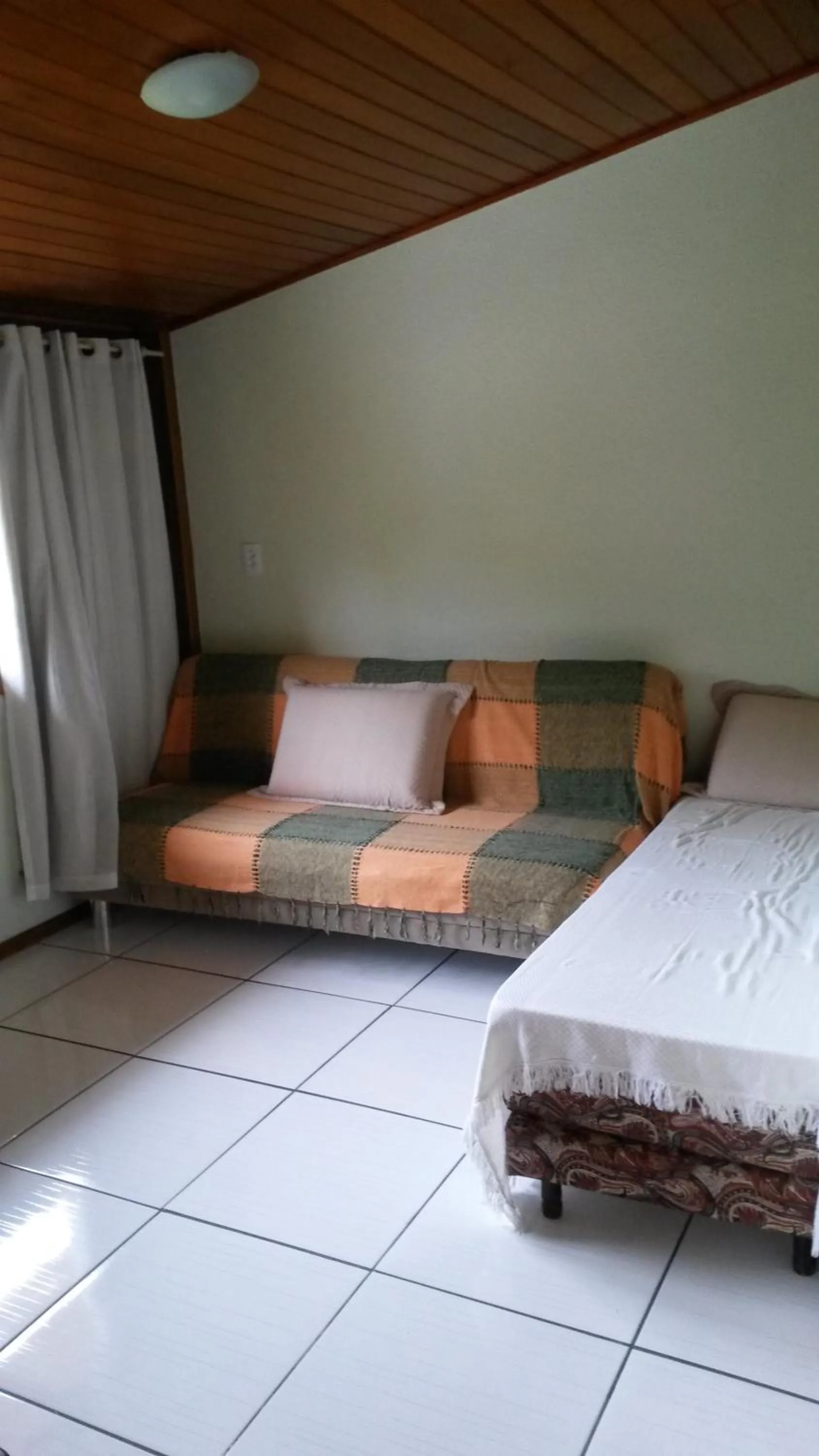 Communal lounge/ TV room, Bed in Casas na Praia de Bombas - Bombinhas