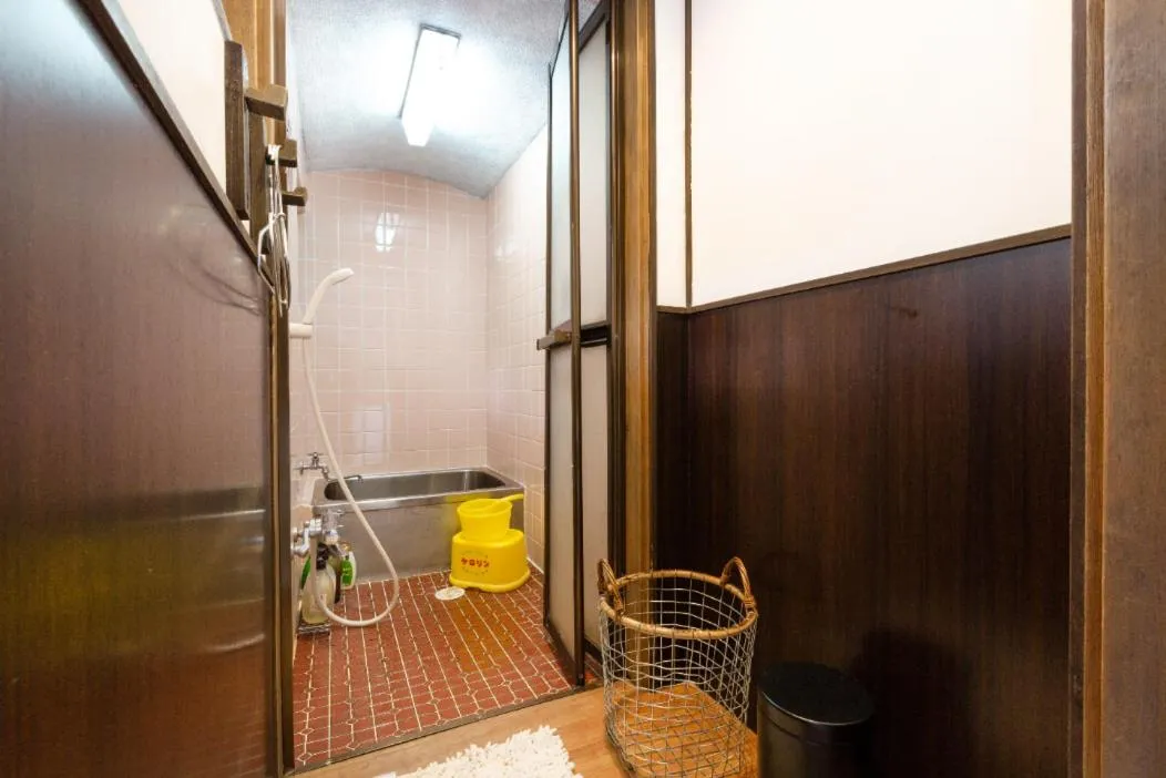 Shower in お宿梅夜Guesthouse Umeya