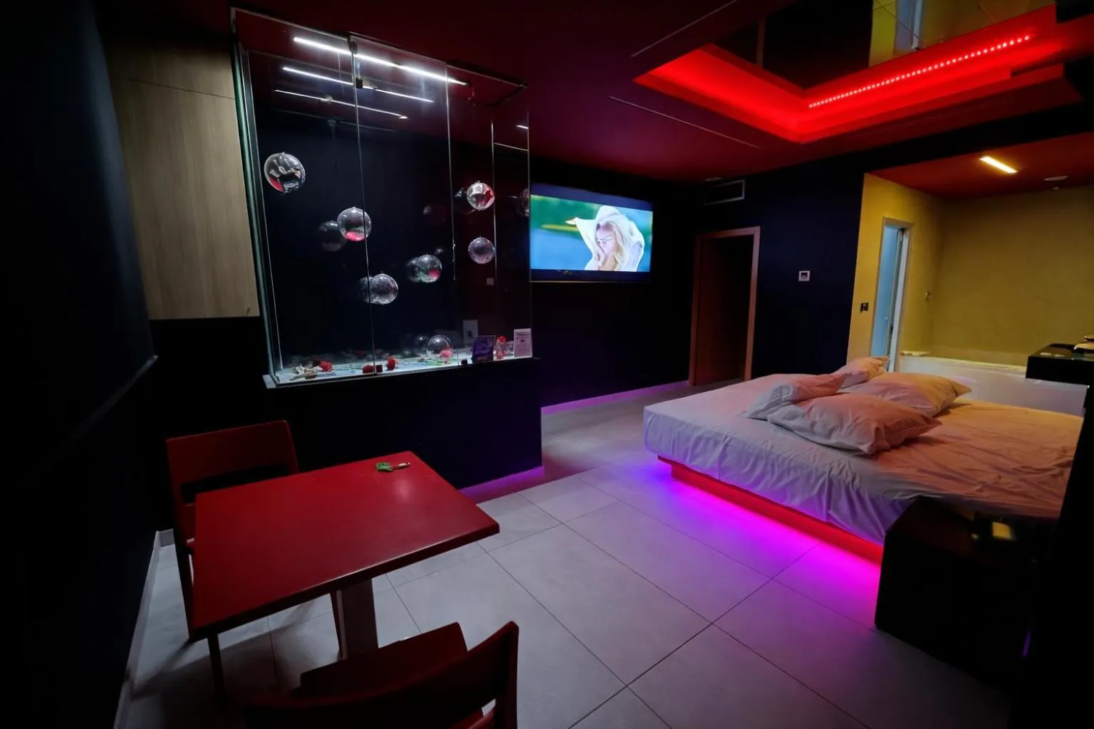 Communal lounge/ TV room, Bed in Motel Venus Madrid Norte