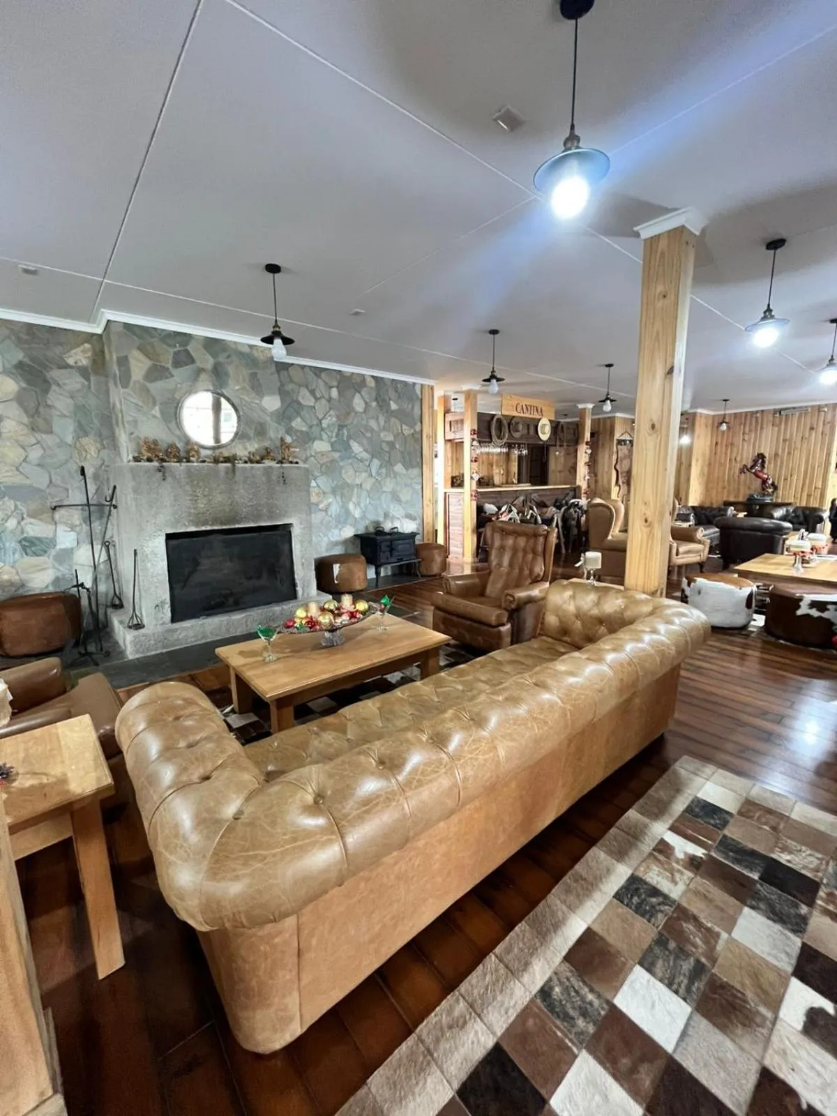 Communal lounge/ TV room in Hotel Estancia El Ovejero Patagónico