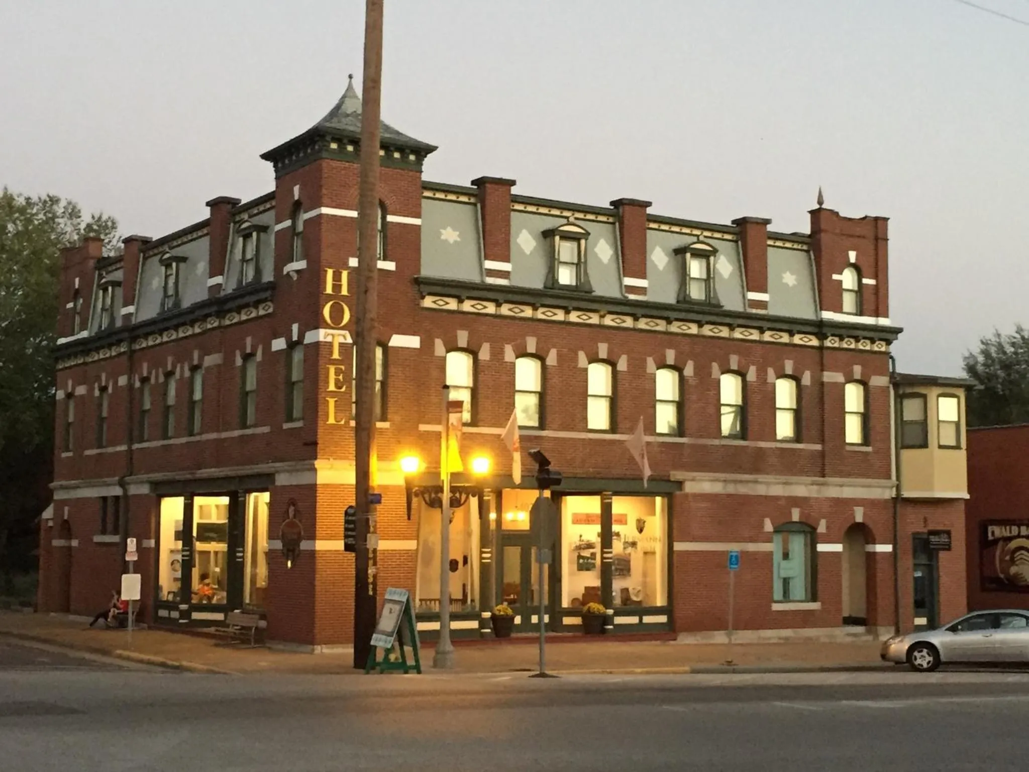 Hermann Crown Suites