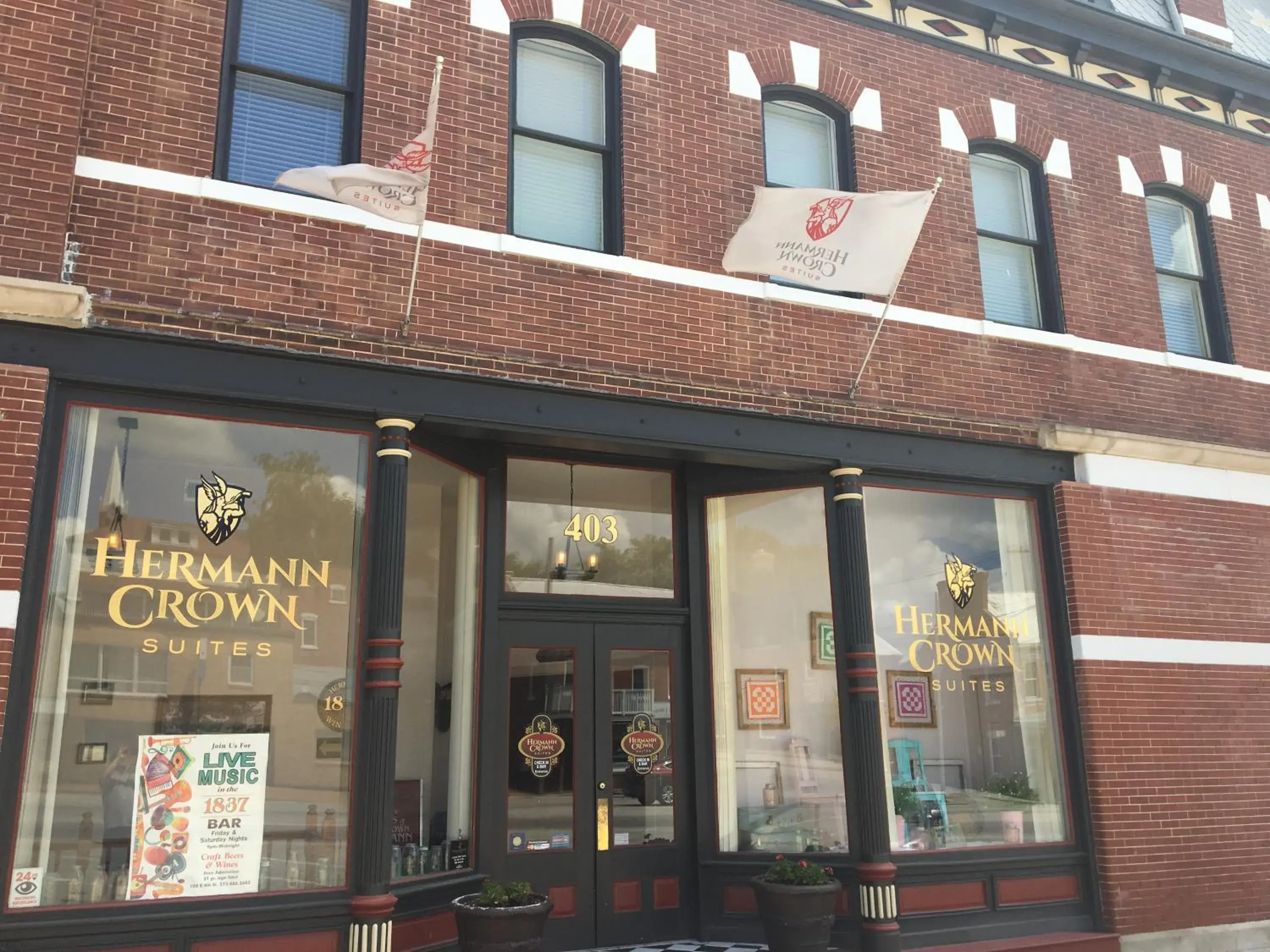 Facade/entrance in Hermann Crown Suites Facade/entrance in Hermann Crown Suites