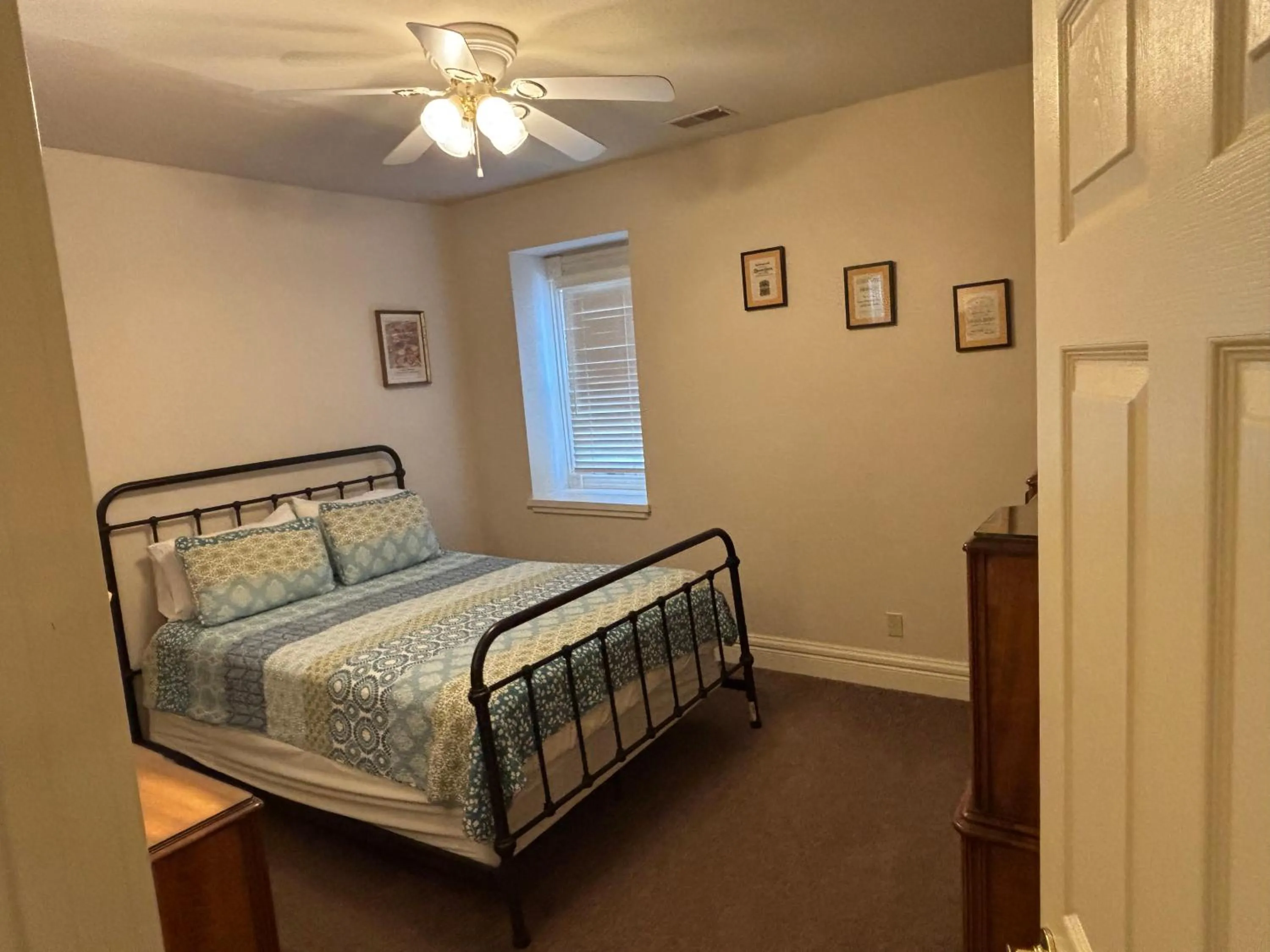 Bedroom, Bed in Hermann Crown Suites