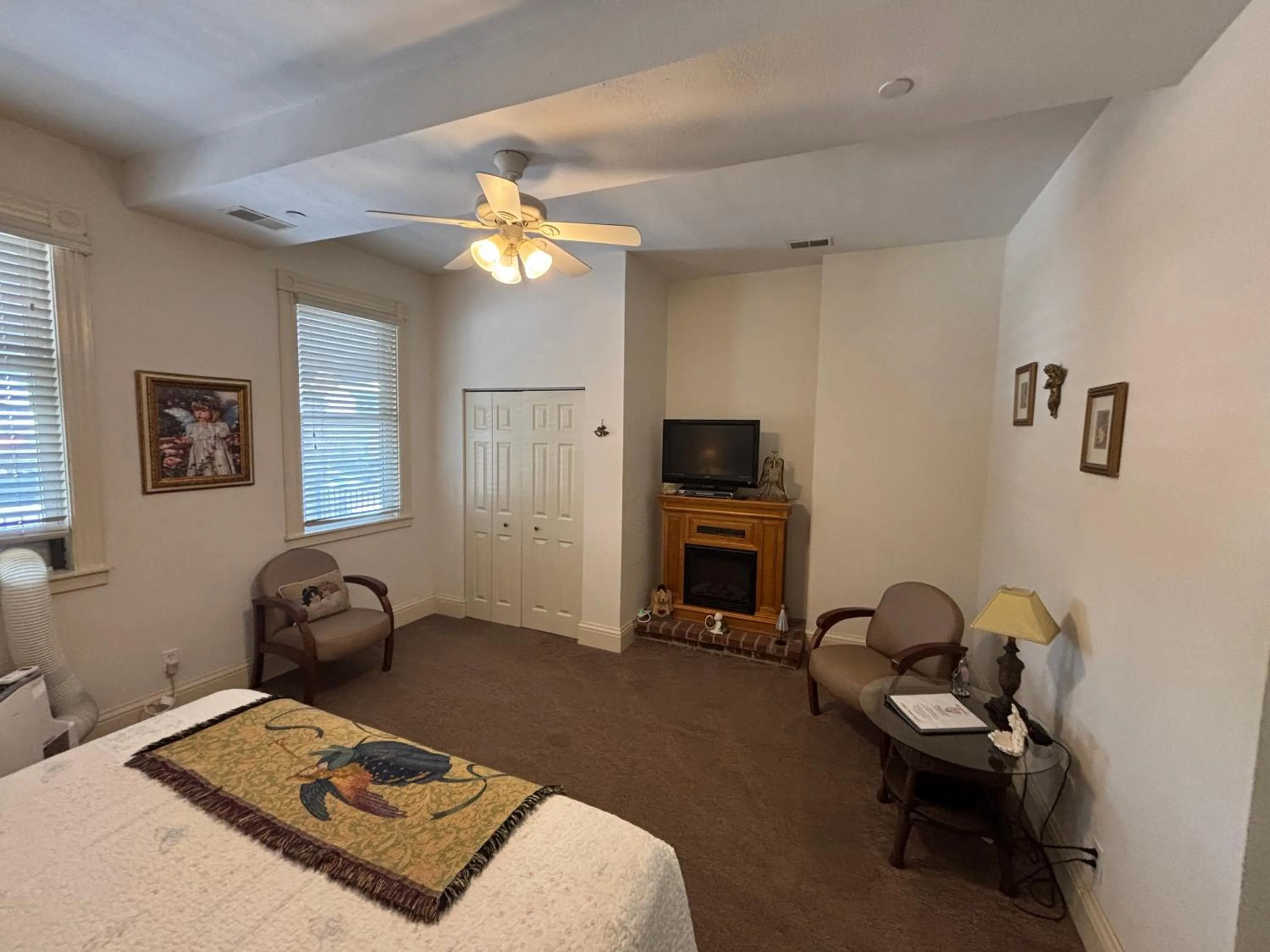 fireplace, Bed in Hermann Crown Suites