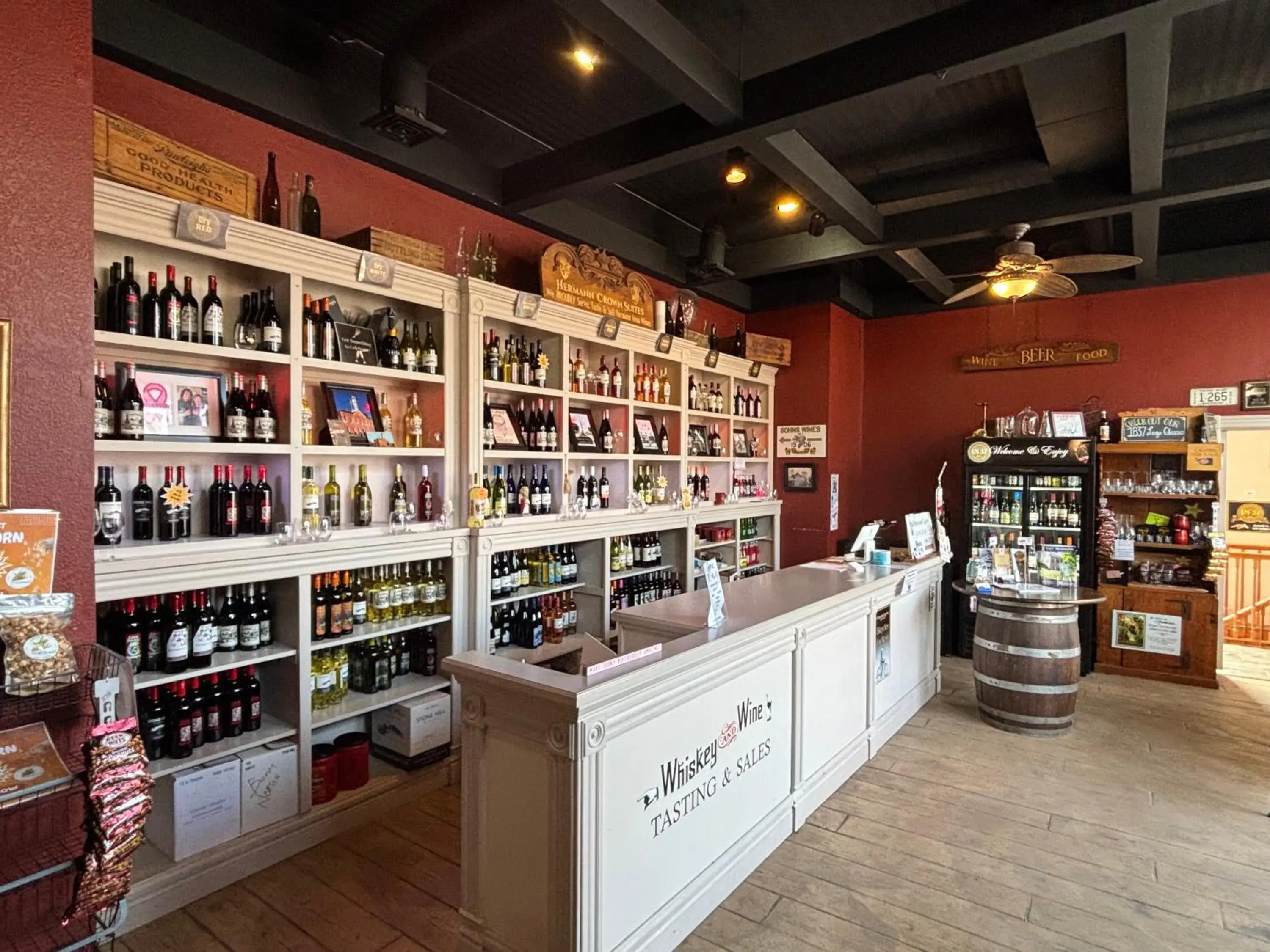 Lounge or bar in Hermann Crown Suites Lounge or bar in Hermann Crown Suites