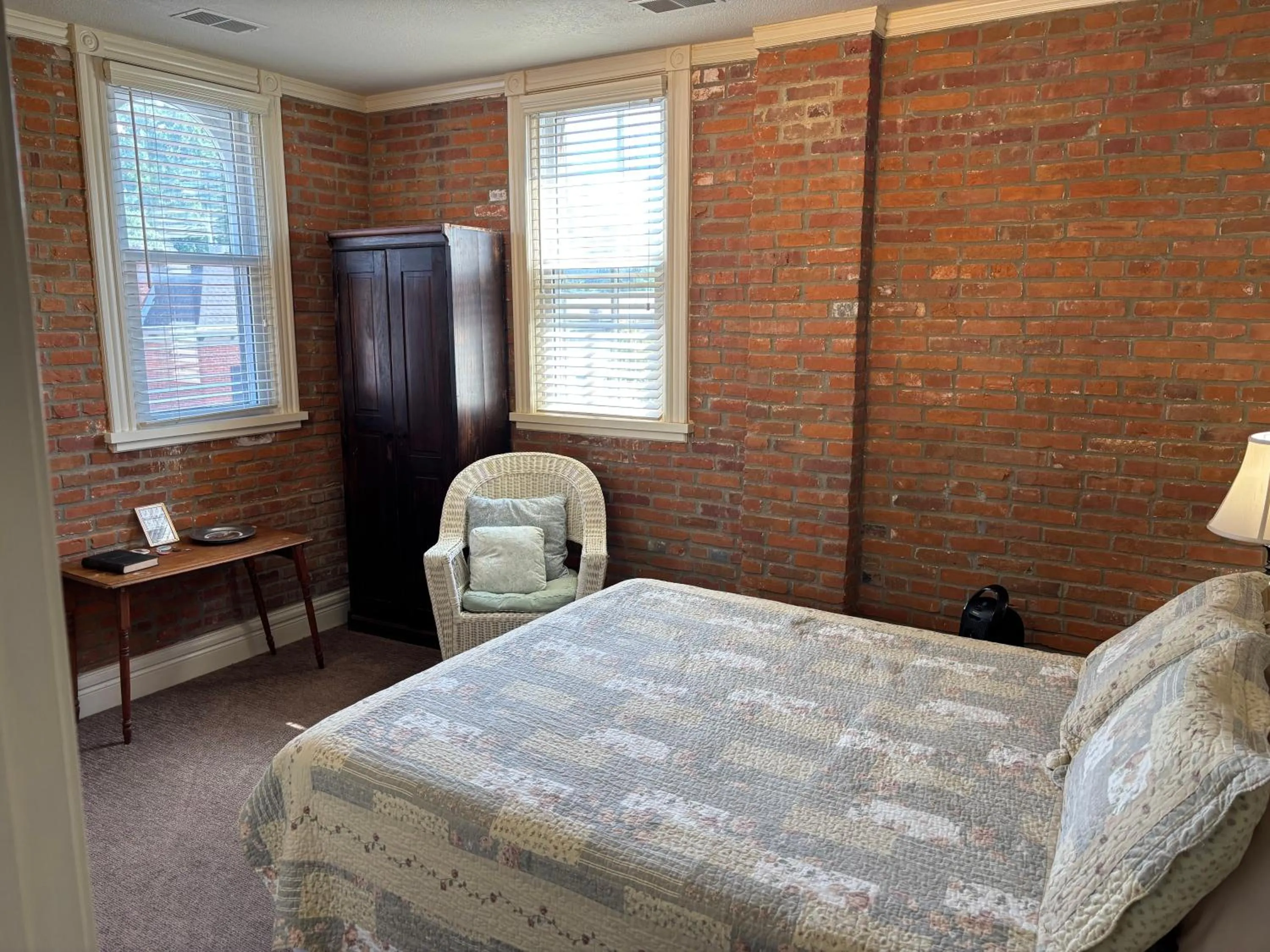 Bedroom, Bed in Hermann Crown Suites