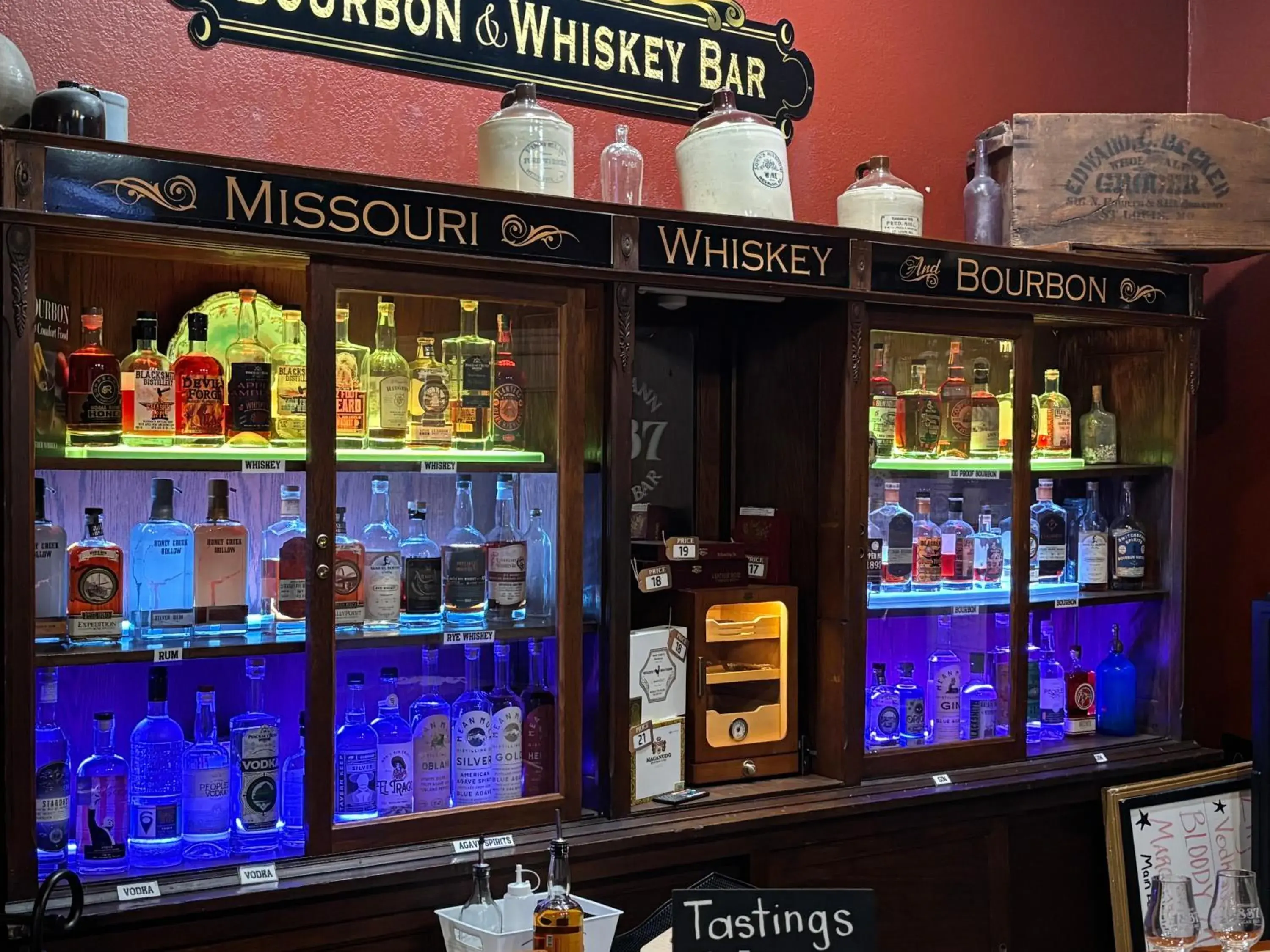 Lounge or bar in Hermann Crown Suites Lounge or bar in Hermann Crown Suites