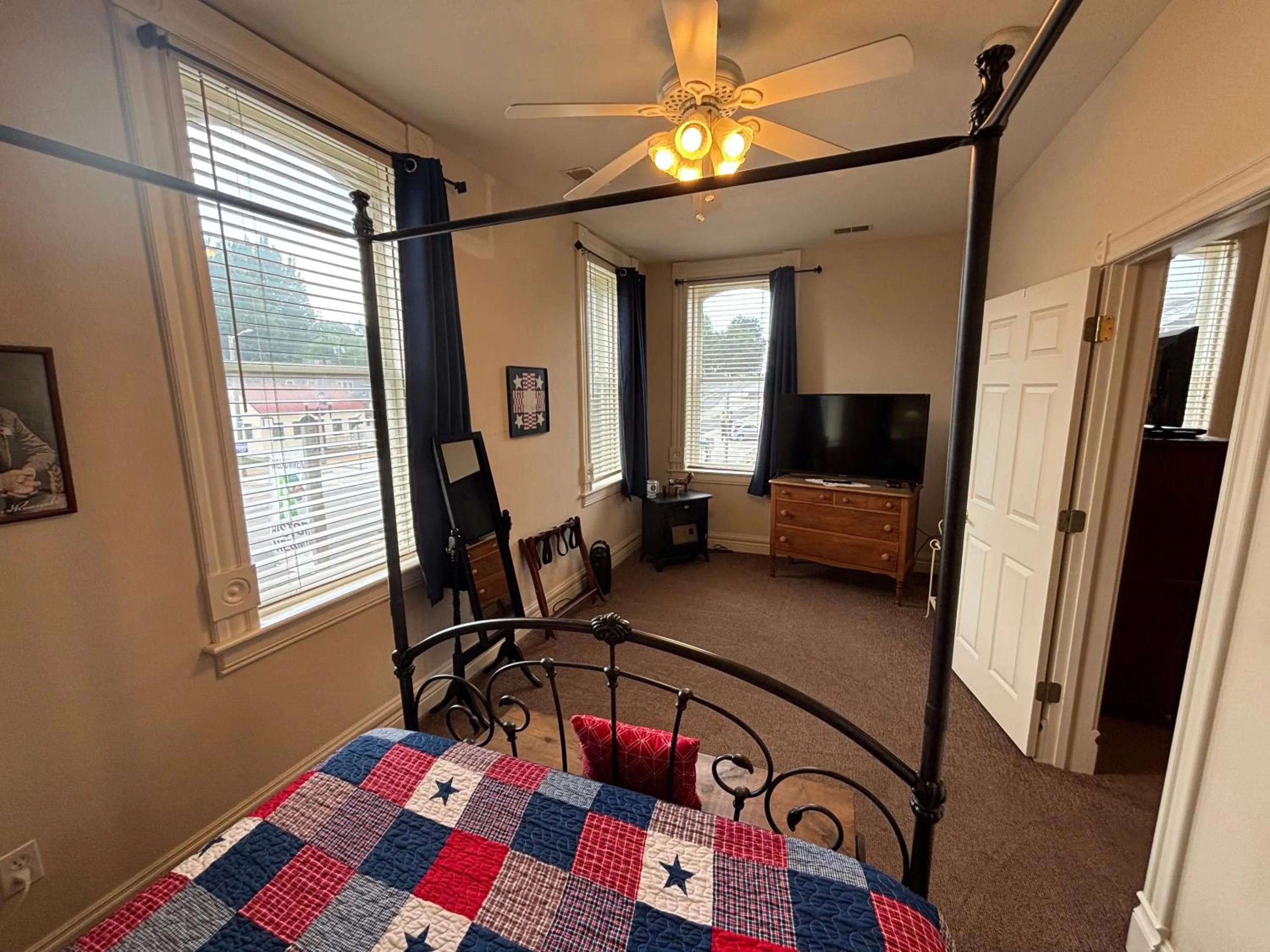 Bedroom, Bed in Hermann Crown Suites