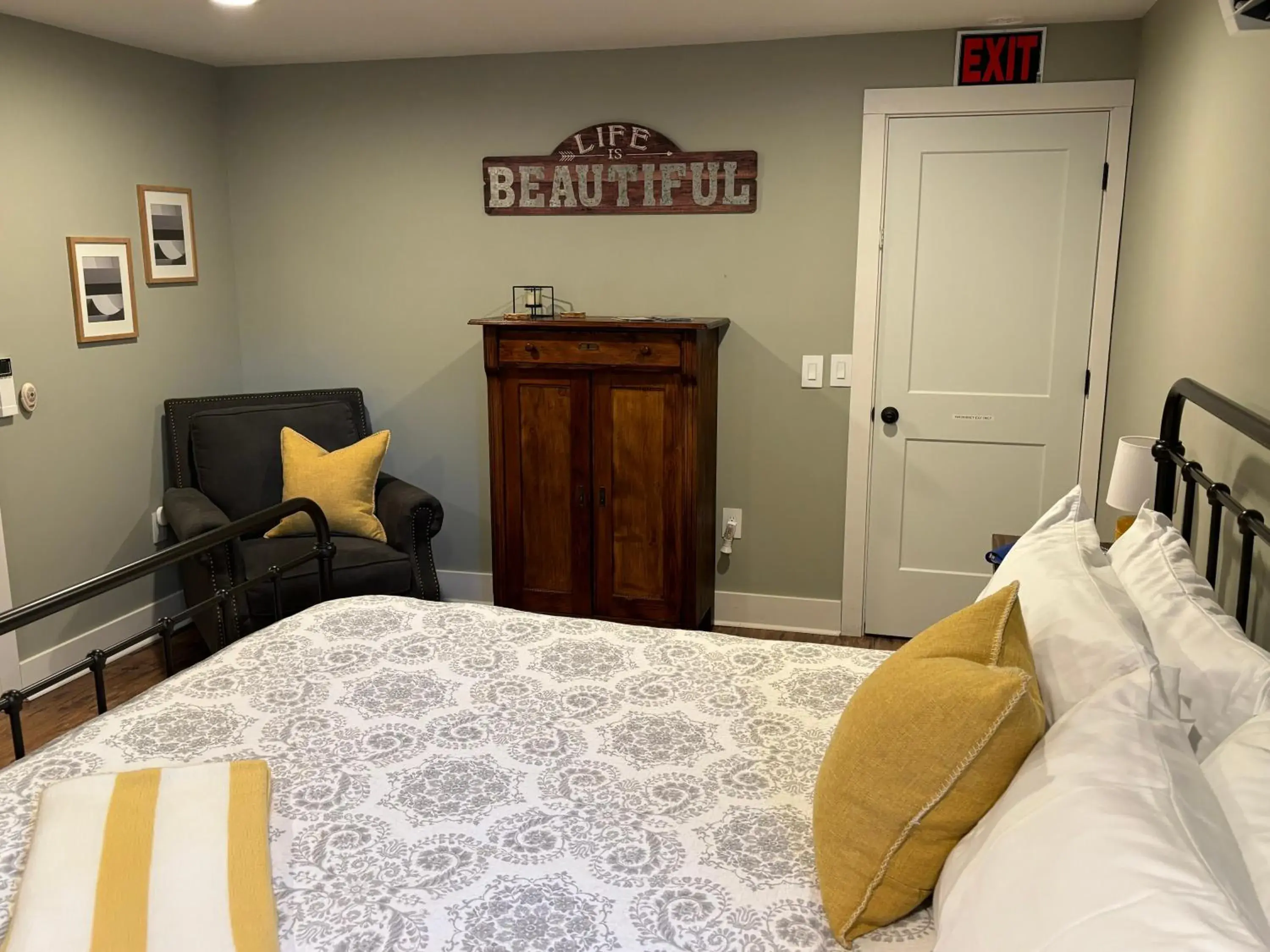 Bed in Hermann Crown Suites Bed in Hermann Crown Suites