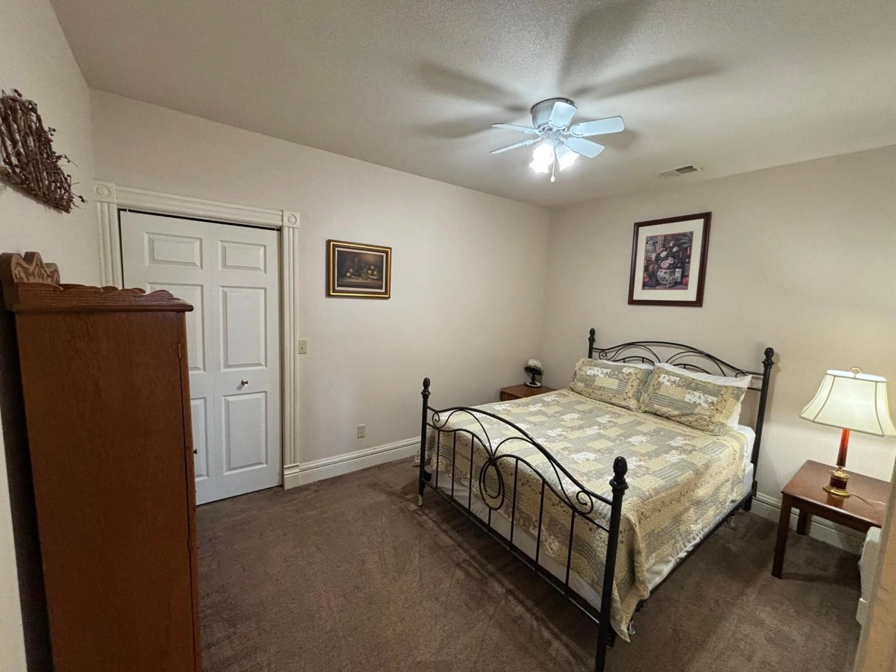 Bedroom, Bed in Hermann Crown Suites