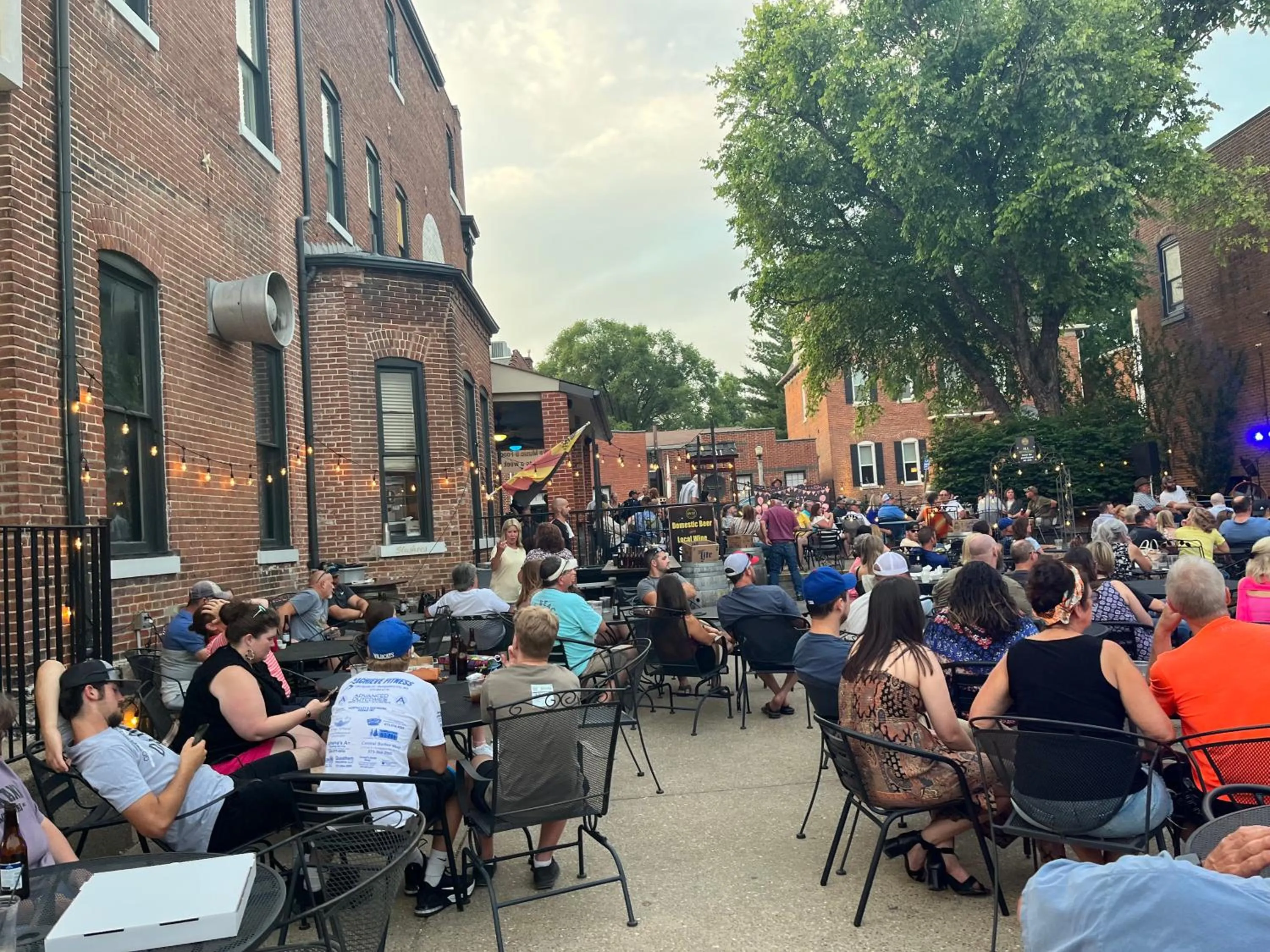 Restaurant/places to eat in Hermann Crown Suites